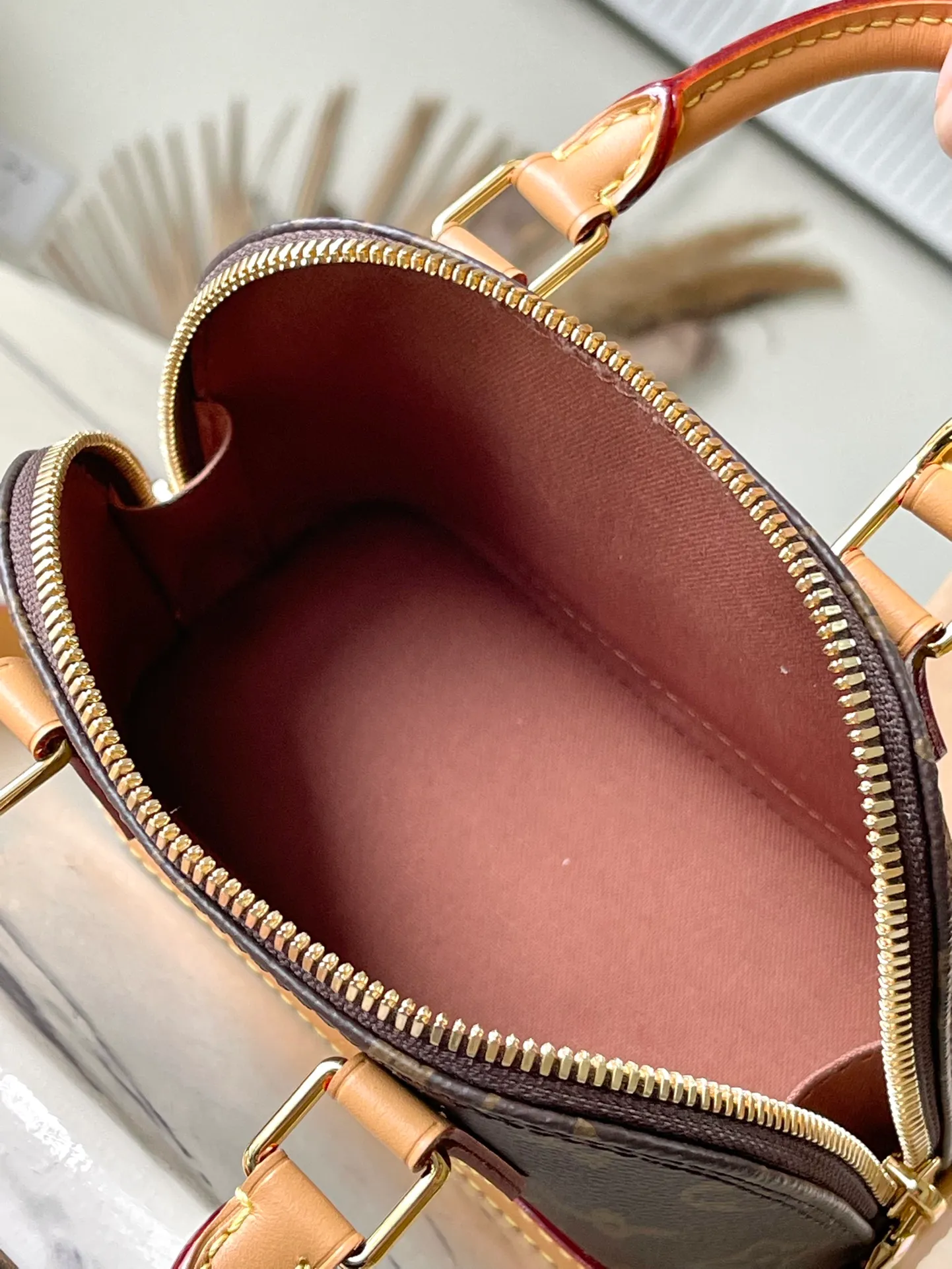 💰880 Top original order M82717 supports counter inspection. The photo taken of duty-free goods is consistent with the product and has not been unpacked. This product is an exclusive duty-free product in the market and is the highest-end product. Inspection is supported. This product has passed strict inspection and is flawless. Please wear gloves when touching the product. This product is not returnable or exchangeable. Please confirm the product first and then remove the label on the handle. This product is temporarily not open to the public, only regular customers, and is in short supply. Dimensions: 18 x 12 x 8 cm