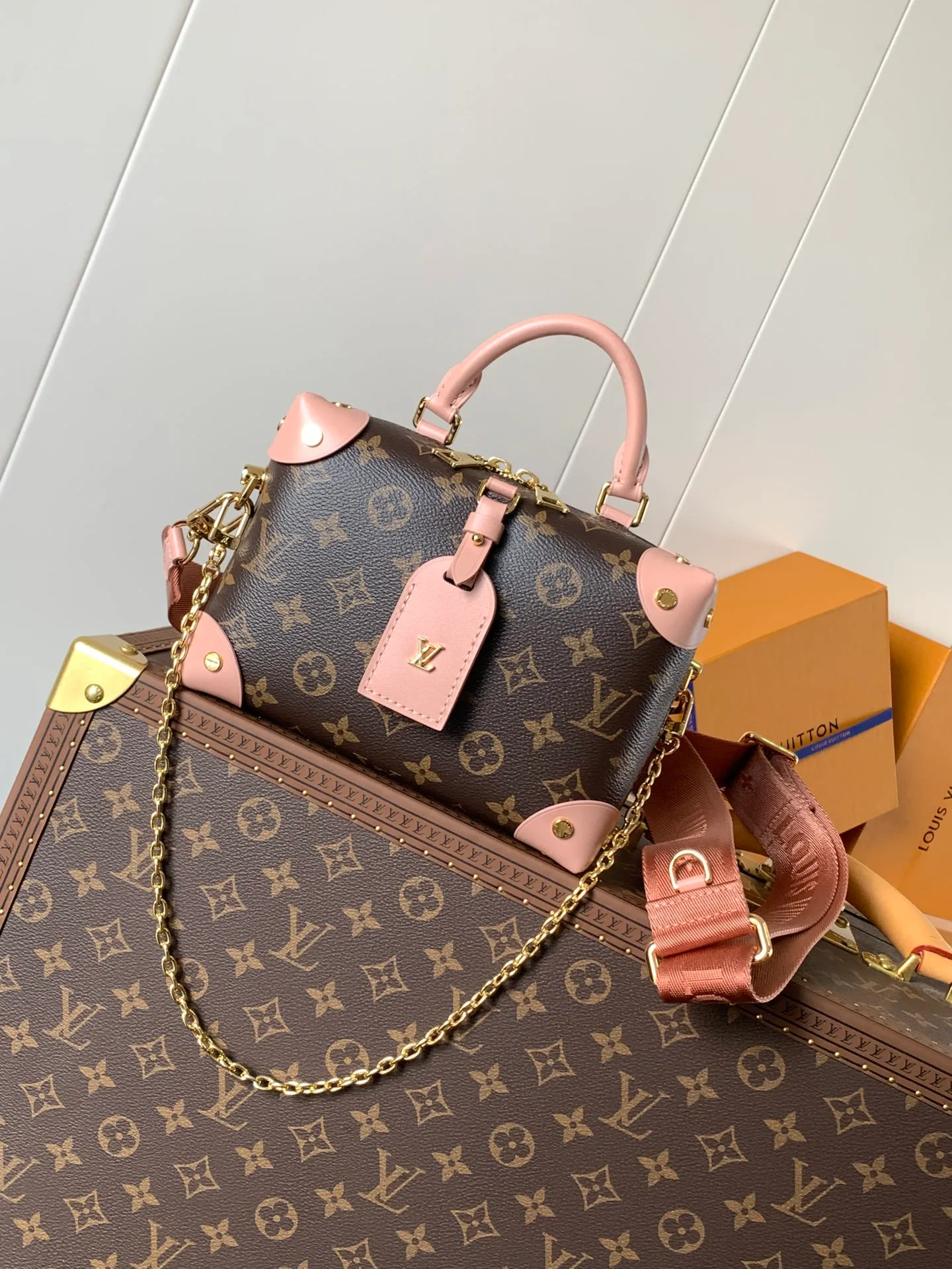 💰880 Top original order, M45531 peach color M45571 black Petite Malle Souple handbag is made of Monogram canvas, integrated with riveted leather corners and leather nameplate, which tells the inheritance of box making, with nautical style chain, Louis Vuitton Malletier embroidery and detachable wide shoulder strap. Dimensions: 20.0 x 14.0 x 7.5 cm