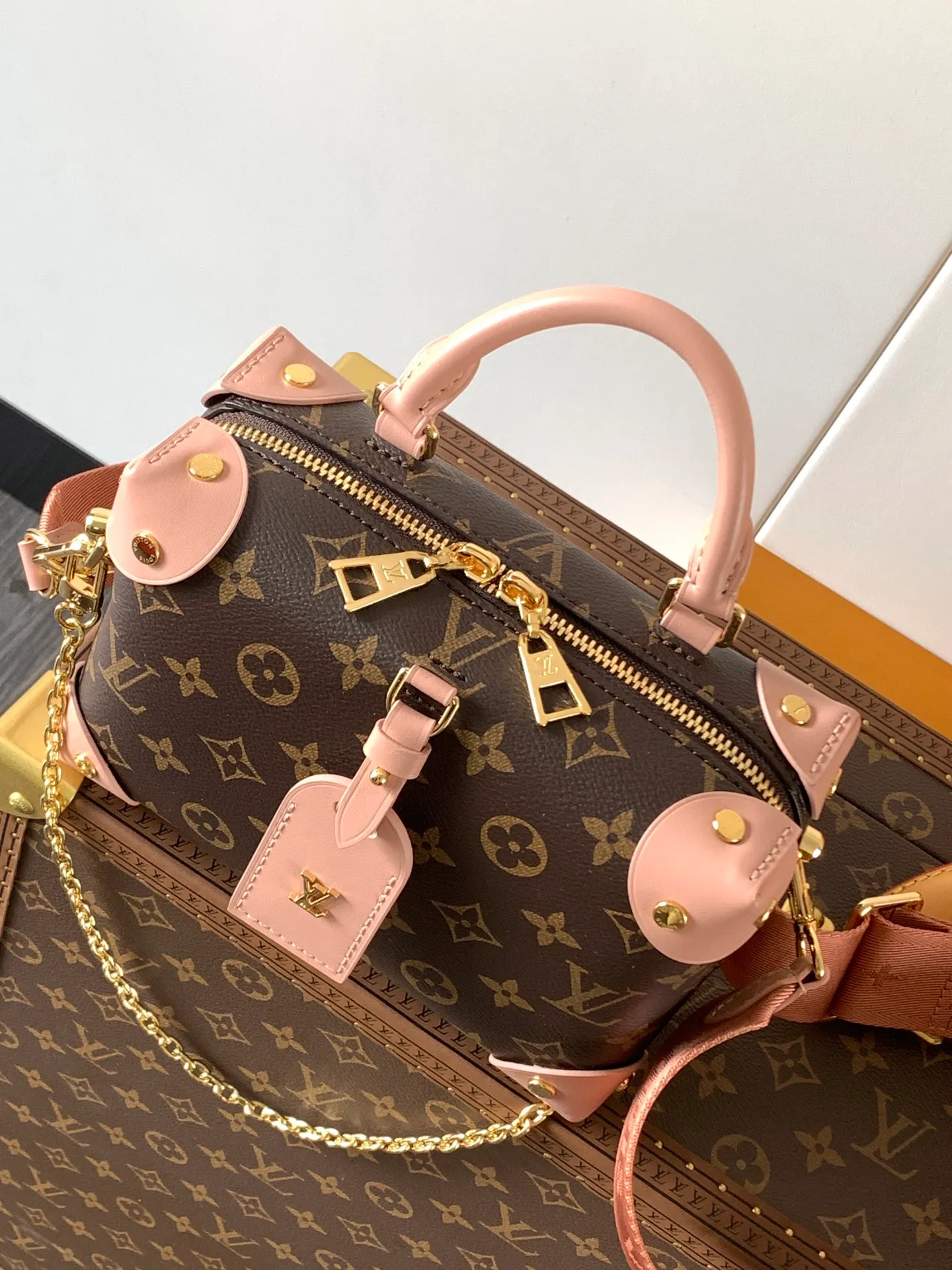 💰880 Top original order, M45531 peach color M45571 black Petite Malle Souple handbag is made of Monogram canvas, integrated with riveted leather corners and leather nameplate, which tells the inheritance of box making, with nautical style chain, Louis Vuitton Malletier embroidery and detachable wide shoulder strap. Dimensions: 20.0 x 14.0 x 7.5 cm
