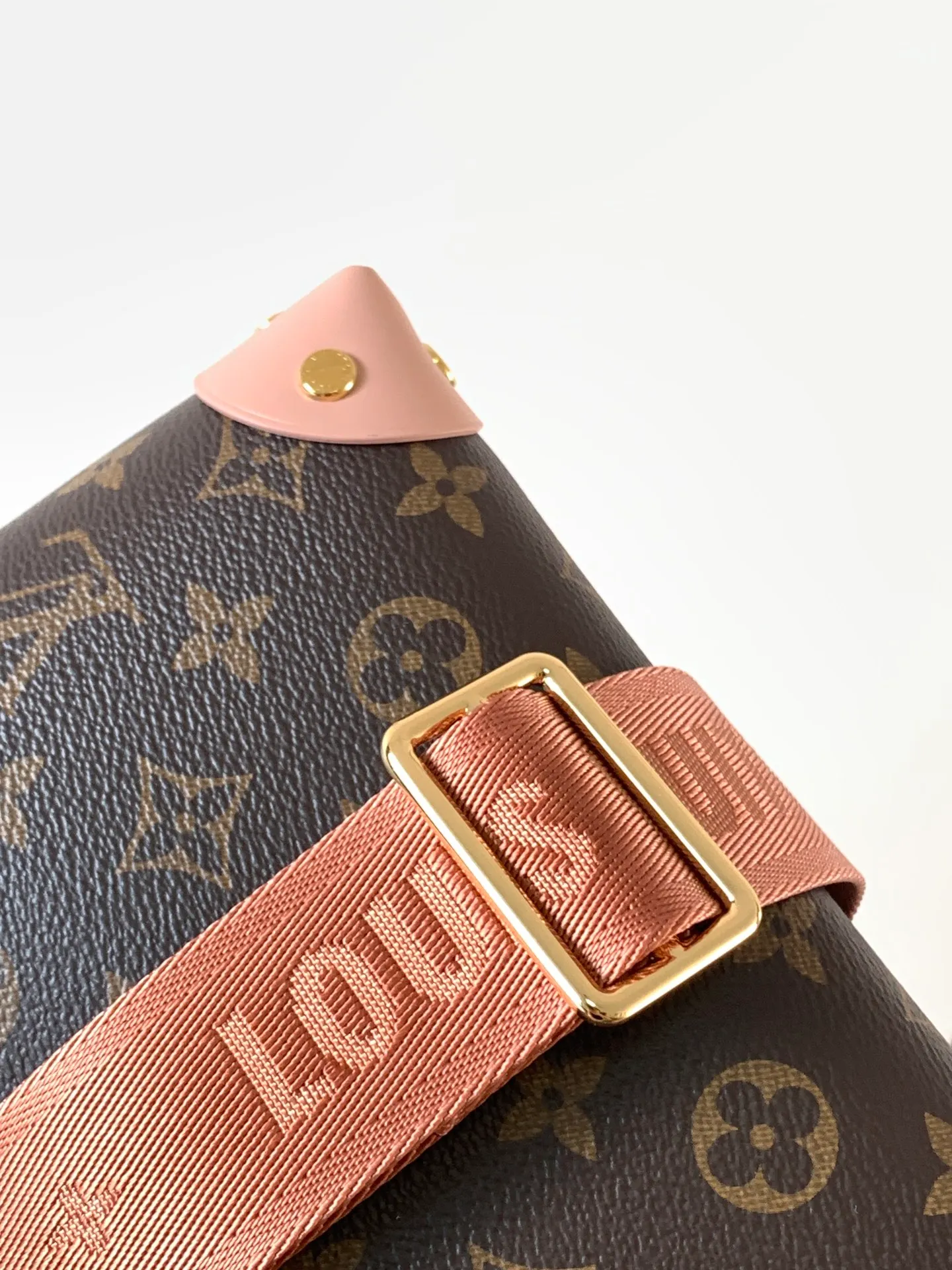 💰880 Top original order, M45531 peach color M45571 black Petite Malle Souple handbag is made of Monogram canvas, integrated with riveted leather corners and leather nameplate, which tells the inheritance of box making, with nautical style chain, Louis Vuitton Malletier embroidery and detachable wide shoulder strap. Dimensions: 20.0 x 14.0 x 7.5 cm