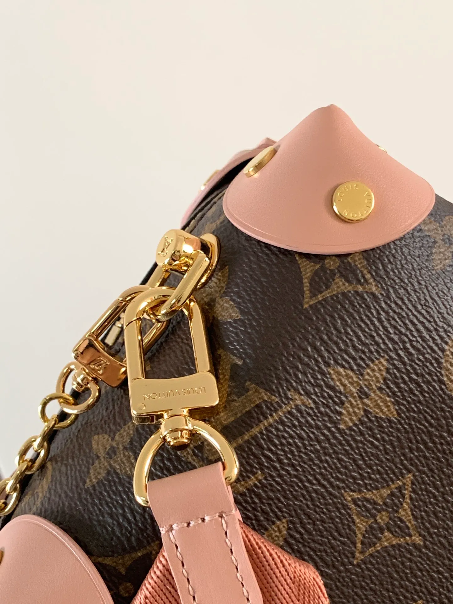 💰880 Top original order, M45531 peach color M45571 black Petite Malle Souple handbag is made of Monogram canvas, integrated with riveted leather corners and leather nameplate, which tells the inheritance of box making, with nautical style chain, Louis Vuitton Malletier embroidery and detachable wide shoulder strap. Dimensions: 20.0 x 14.0 x 7.5 cm