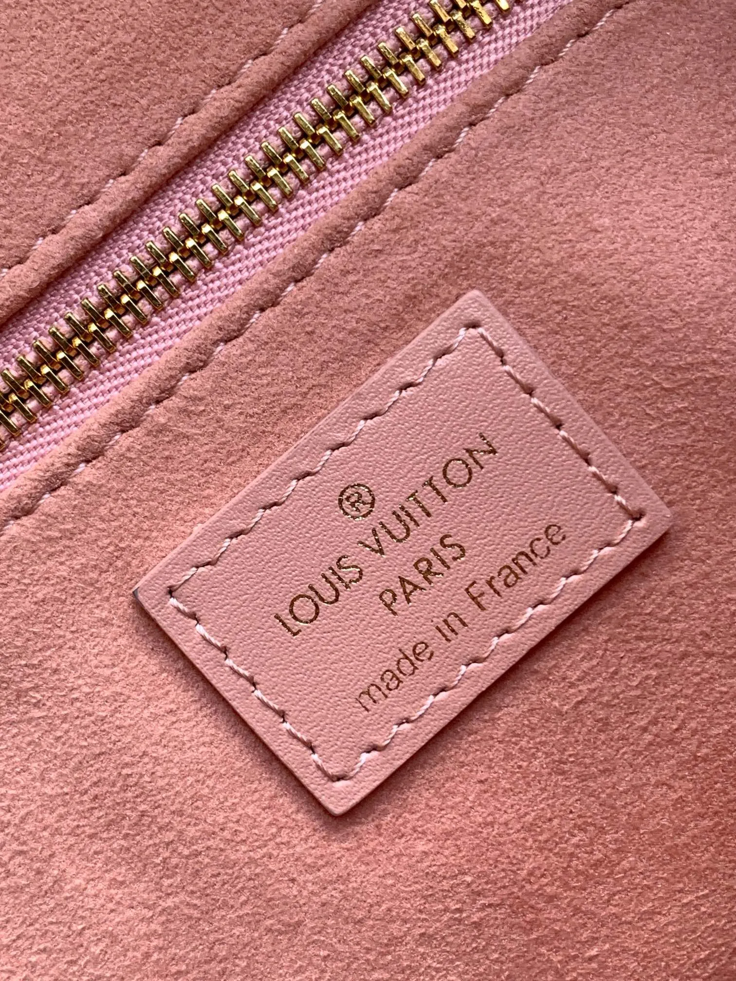 💰880 Top original order, M45531 peach color M45571 black Petite Malle Souple handbag is made of Monogram canvas, integrated with riveted leather corners and leather nameplate, which tells the inheritance of box making, with nautical style chain, Louis Vuitton Malletier embroidery and detachable wide shoulder strap. Dimensions: 20.0 x 14.0 x 7.5 cm