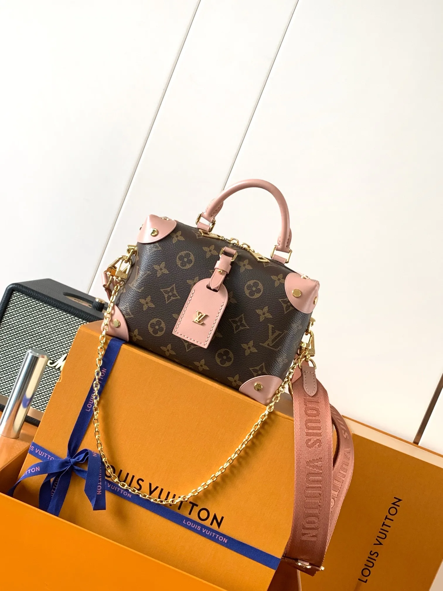 💰880 Top original order, M45531 peach color M45571 black Petite Malle Souple handbag is made of Monogram canvas, integrated with riveted leather corners and leather nameplate, which tells the inheritance of box making, with nautical style chain, Louis Vuitton Malletier embroidery and detachable wide shoulder strap. Dimensions: 20.0 x 14.0 x 7.5 cm