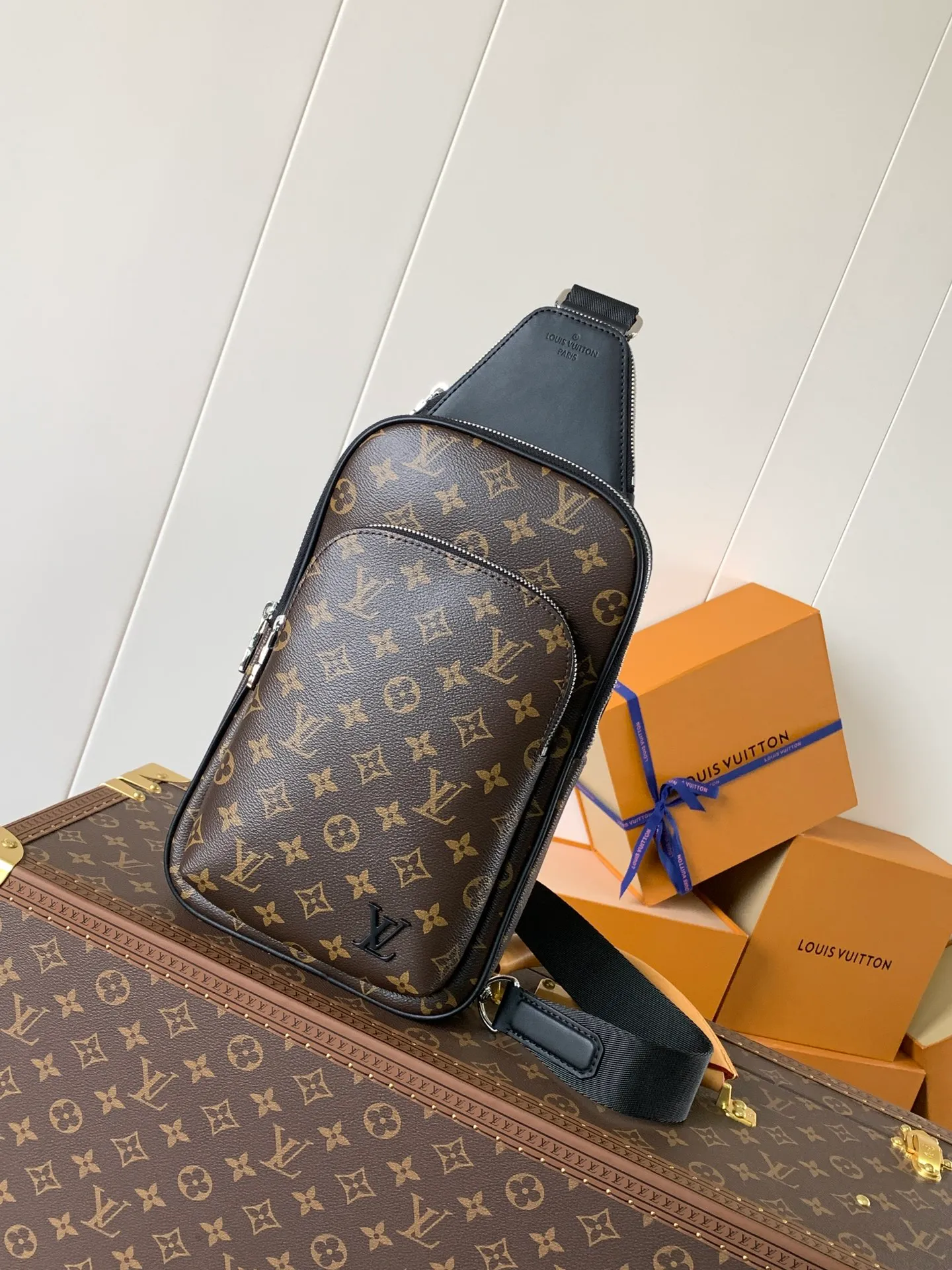 💰860 Top-quality original transcoding chip Style number: M46327 Presbyopia This Avenue shoulder bag is made of Damier Graphite canvas, and the front outer pocket is decorated with a Louis Vuitton Paris logo leather patch. The adjustable nylon shoulder straps can be fixed on the left and right sides with D-rings, while the canvas straps and lining are sustainable. Damier Graphite coated canvas - Calfskin trim - Textile lining - Square hardware on the front - Main compartment - Zip front pocket - Small top zip pocket - Shoulder strap, non-detachable, adjustable! Size:20x31x7CM