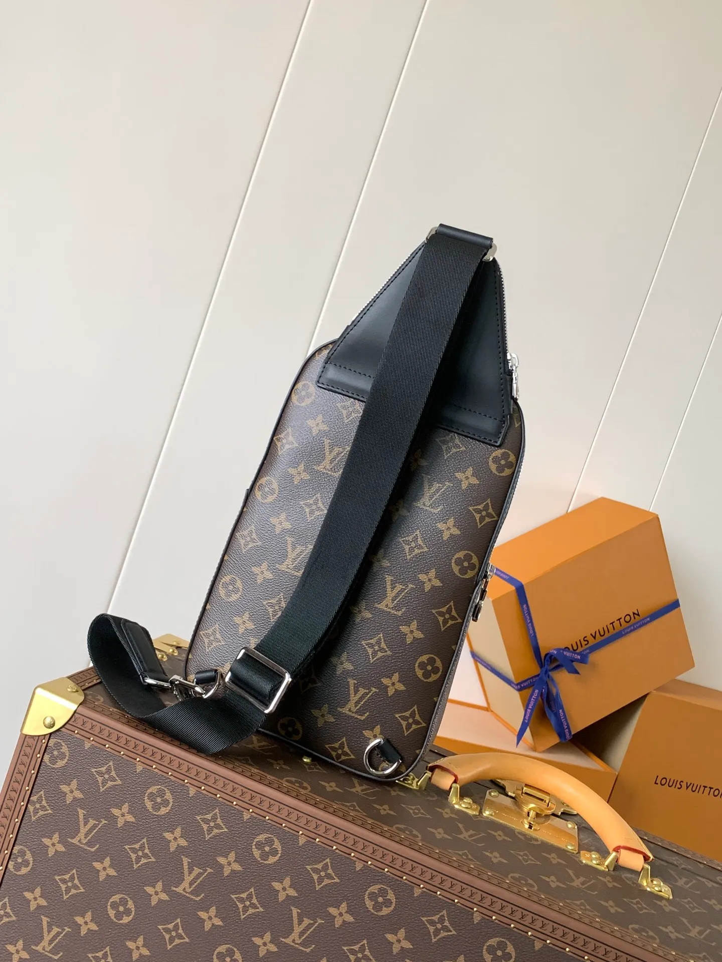 💰860 Top-quality original transcoding chip Style number: M46327 Presbyopia This Avenue shoulder bag is made of Damier Graphite canvas, and the front outer pocket is decorated with a Louis Vuitton Paris logo leather patch. The adjustable nylon shoulder straps can be fixed on the left and right sides with D-rings, while the canvas straps and lining are sustainable. Damier Graphite coated canvas - Calfskin trim - Textile lining - Square hardware on the front - Main compartment - Zip front pocket - Small top zip pocket - Shoulder strap, non-detachable, adjustable! Size:20x31x7CM