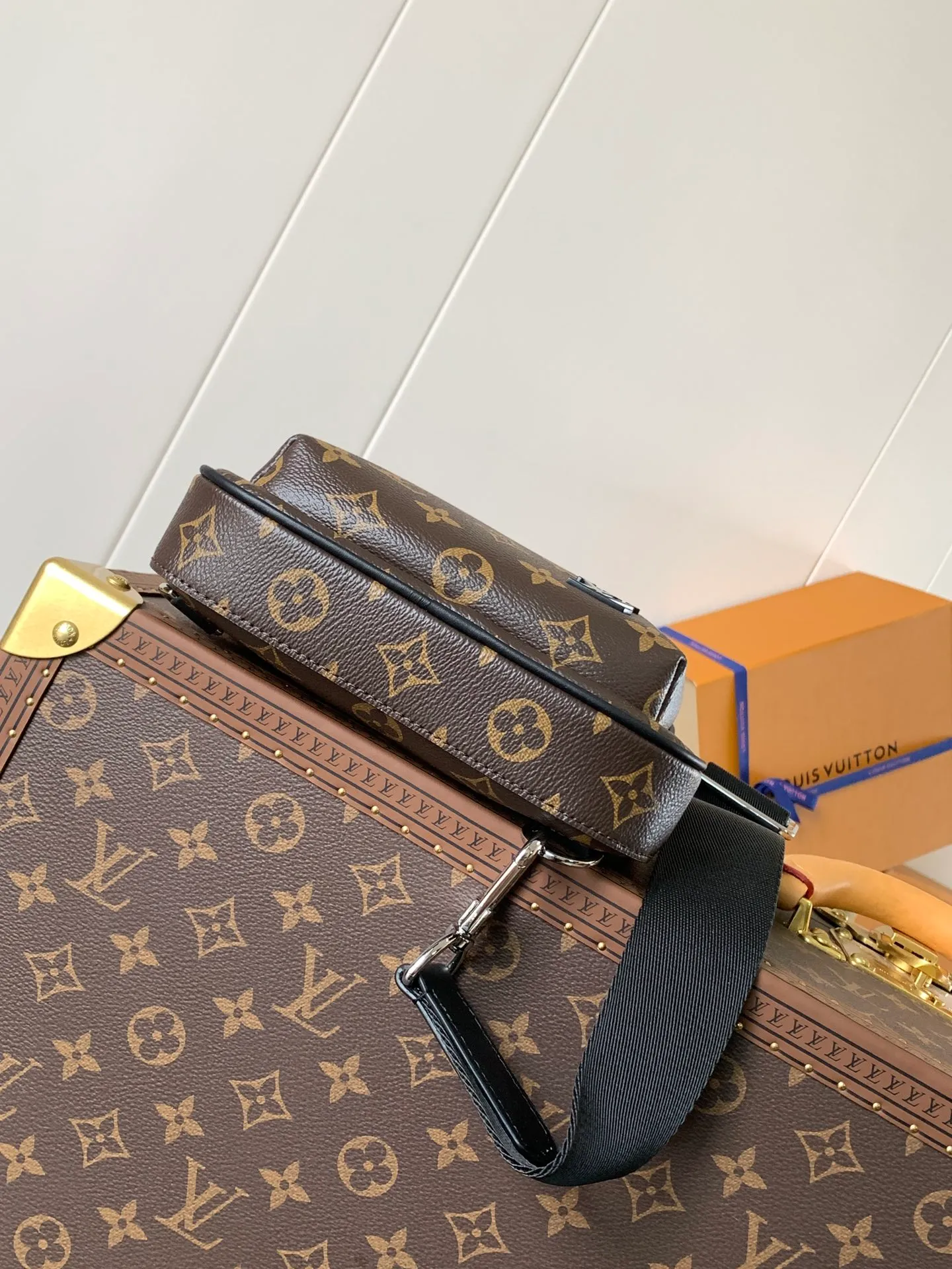 💰860 Top-quality original transcoding chip Style number: M46327 Presbyopia This Avenue shoulder bag is made of Damier Graphite canvas, and the front outer pocket is decorated with a Louis Vuitton Paris logo leather patch. The adjustable nylon shoulder straps can be fixed on the left and right sides with D-rings, while the canvas straps and lining are sustainable. Damier Graphite coated canvas - Calfskin trim - Textile lining - Square hardware on the front - Main compartment - Zip front pocket - Small top zip pocket - Shoulder strap, non-detachable, adjustable! Size:20x31x7CM