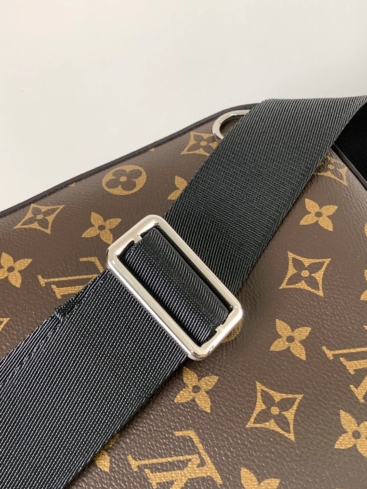 💰860 Top-quality original transcoding chip Style number: M46327 Presbyopia This Avenue shoulder bag is made of Damier Graphite canvas, and the front outer pocket is decorated with a Louis Vuitton Paris logo leather patch. The adjustable nylon shoulder straps can be fixed on the left and right sides with D-rings, while the canvas straps and lining are sustainable. Damier Graphite coated canvas - Calfskin trim - Textile lining - Square hardware on the front - Main compartment - Zip front pocket - Small top zip pocket - Shoulder strap, non-detachable, adjustable! Size:20x31x7CM