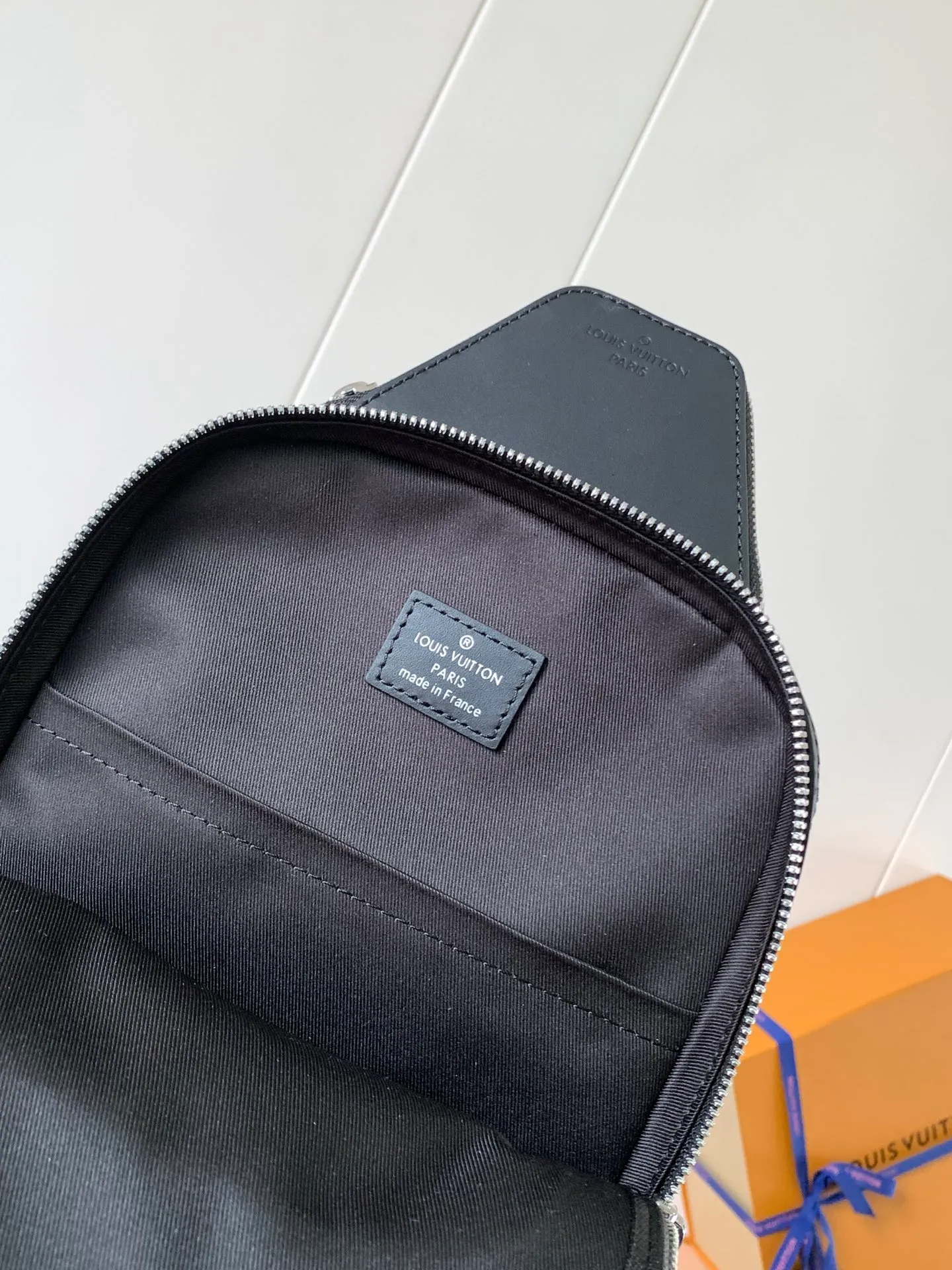 💰860 Top-quality original transcoding chip Style number: M46327 Presbyopia This Avenue shoulder bag is made of Damier Graphite canvas, and the front outer pocket is decorated with a Louis Vuitton Paris logo leather patch. The adjustable nylon shoulder straps can be fixed on the left and right sides with D-rings, while the canvas straps and lining are sustainable. Damier Graphite coated canvas - Calfskin trim - Textile lining - Square hardware on the front - Main compartment - Zip front pocket - Small top zip pocket - Shoulder strap, non-detachable, adjustable! Size:20x31x7CM