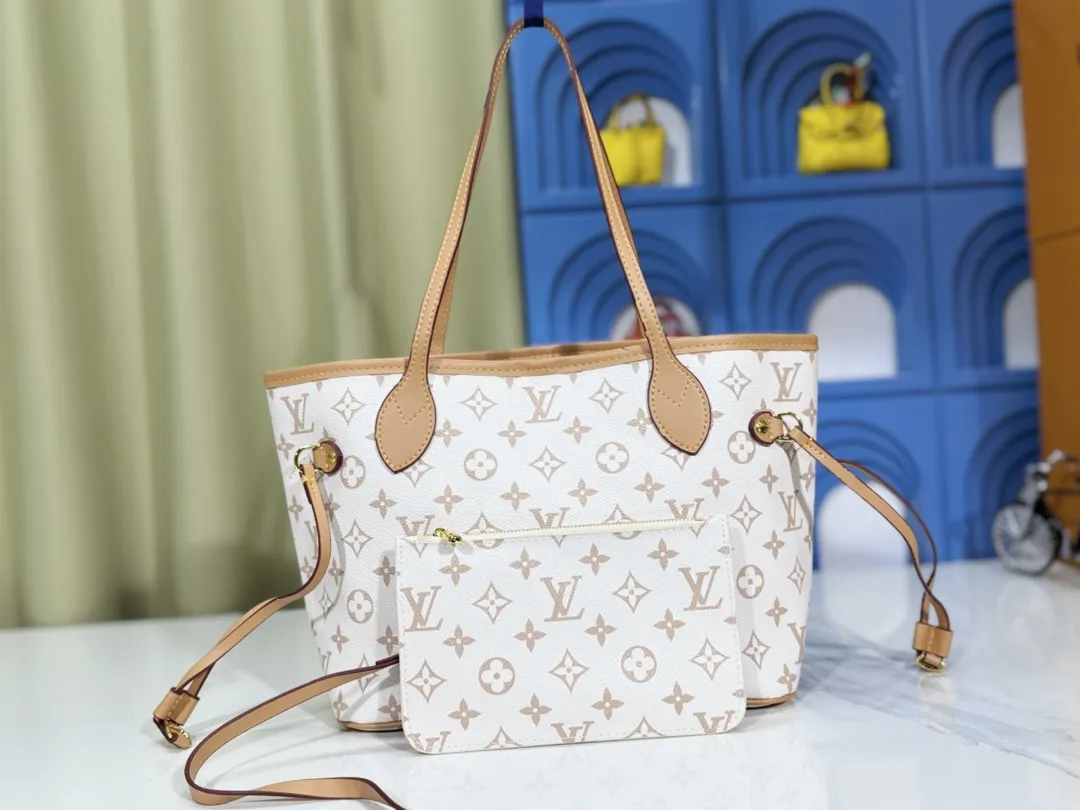 P220 M40995 M40994 White Flower Mother Bag Classic Shopping Bag Louis Vuitton's new Neverfull is a new interpretation of the classic handbag and explores the exquisite details inside the bag. Redesigned interior pockets feature fresh fabric linings and vintage details inspired by the Louis Vuitton archives, most notably the detachable zippered clutch, which can be used on its own as a sophisticated clutch or as an additional pocket. Bright lining tones add a more lively feel to Monogram's classic canvas. Size: Medium: 32x29x17, Small: 29x22x13
