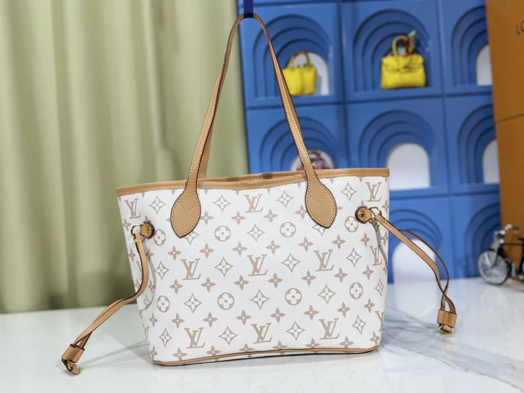 P220 M40995 M40994 White Flower Mother Bag Classic Shopping Bag Louis Vuitton's new Neverfull is a new interpretation of the classic handbag and explores the exquisite details inside the bag. Redesigned interior pockets feature fresh fabric linings and vintage details inspired by the Louis Vuitton archives, most notably the detachable zippered clutch, which can be used on its own as a sophisticated clutch or as an additional pocket. Bright lining tones add a more lively feel to Monogram's classic canvas. Size: Medium: 32x29x17, Small: 29x22x13