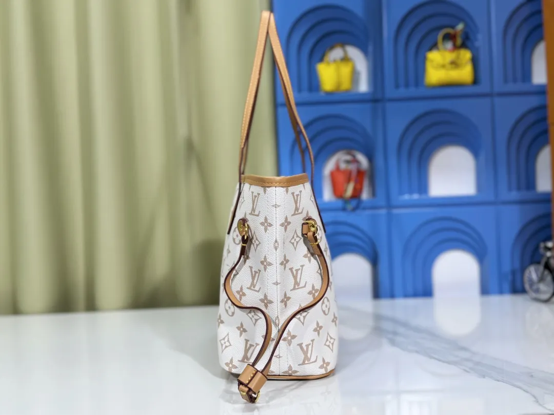 P220 M40995 M40994 White Flower Mother Bag Classic Shopping Bag Louis Vuitton's new Neverfull is a new interpretation of the classic handbag and explores the exquisite details inside the bag. Redesigned interior pockets feature fresh fabric linings and vintage details inspired by the Louis Vuitton archives, most notably the detachable zippered clutch, which can be used on its own as a sophisticated clutch or as an additional pocket. Bright lining tones add a more lively feel to Monogram's classic canvas. Size: Medium: 32x29x17, Small: 29x22x13