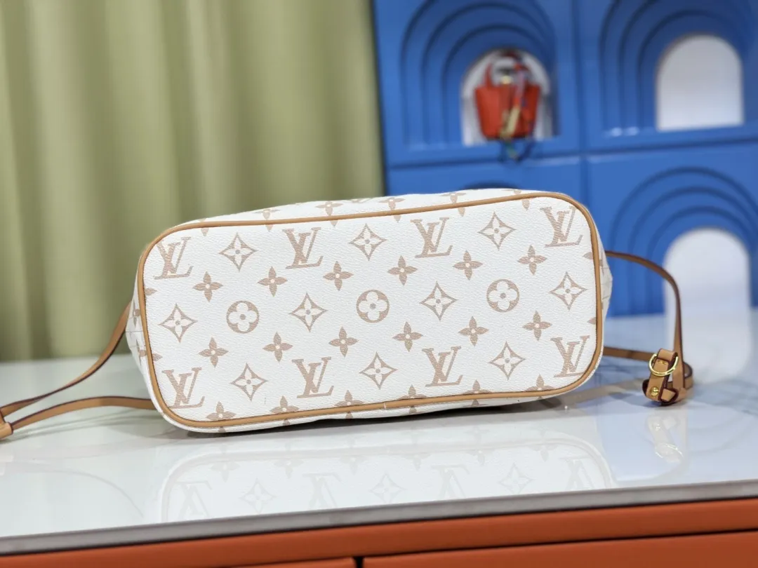 P220 M40995 M40994 White Flower Mother Bag Classic Shopping Bag Louis Vuitton's new Neverfull is a new interpretation of the classic handbag and explores the exquisite details inside the bag. Redesigned interior pockets feature fresh fabric linings and vintage details inspired by the Louis Vuitton archives, most notably the detachable zippered clutch, which can be used on its own as a sophisticated clutch or as an additional pocket. Bright lining tones add a more lively feel to Monogram's classic canvas. Size: Medium: 32x29x17, Small: 29x22x13