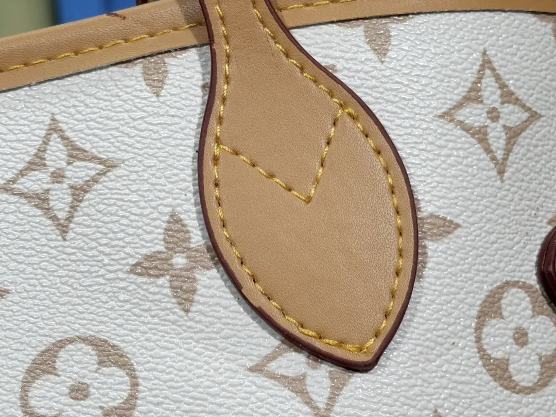 P220 M40995 M40994 White Flower Mother Bag Classic Shopping Bag Louis Vuitton's new Neverfull is a new interpretation of the classic handbag and explores the exquisite details inside the bag. Redesigned interior pockets feature fresh fabric linings and vintage details inspired by the Louis Vuitton archives, most notably the detachable zippered clutch, which can be used on its own as a sophisticated clutch or as an additional pocket. Bright lining tones add a more lively feel to Monogram's classic canvas. Size: Medium: 32x29x17, Small: 29x22x13