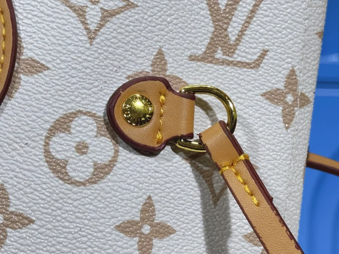 P220 M40995 M40994 White Flower Mother Bag Classic Shopping Bag Louis Vuitton's new Neverfull is a new interpretation of the classic handbag and explores the exquisite details inside the bag. Redesigned interior pockets feature fresh fabric linings and vintage details inspired by the Louis Vuitton archives, most notably the detachable zippered clutch, which can be used on its own as a sophisticated clutch or as an additional pocket. Bright lining tones add a more lively feel to Monogram's classic canvas. Size: Medium: 32x29x17, Small: 29x22x13