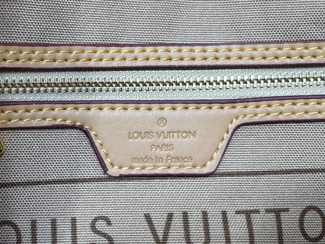 P220 M40995 M40994 White Flower Mother Bag Classic Shopping Bag Louis Vuitton's new Neverfull is a new interpretation of the classic handbag and explores the exquisite details inside the bag. Redesigned interior pockets feature fresh fabric linings and vintage details inspired by the Louis Vuitton archives, most notably the detachable zippered clutch, which can be used on its own as a sophisticated clutch or as an additional pocket. Bright lining tones add a more lively feel to Monogram's classic canvas. Size: Medium: 32x29x17, Small: 29x22x13