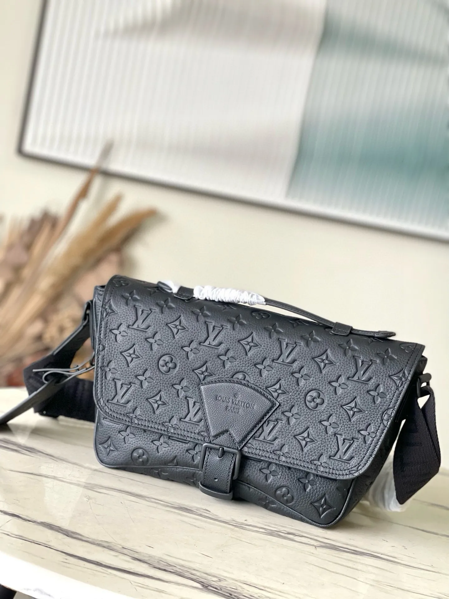 💰1060 (top layer leather) top original M46685 full leather Montsouris messenger bag is made of Monogram Eclipse canvas, with a modern configuration and ample space. Pockets and compartments provide easy access to everything you need on the go, and the fabric shoulder straps and archive buckle add to the brand's style. Dimensions: 34 x 19 x 11 cm