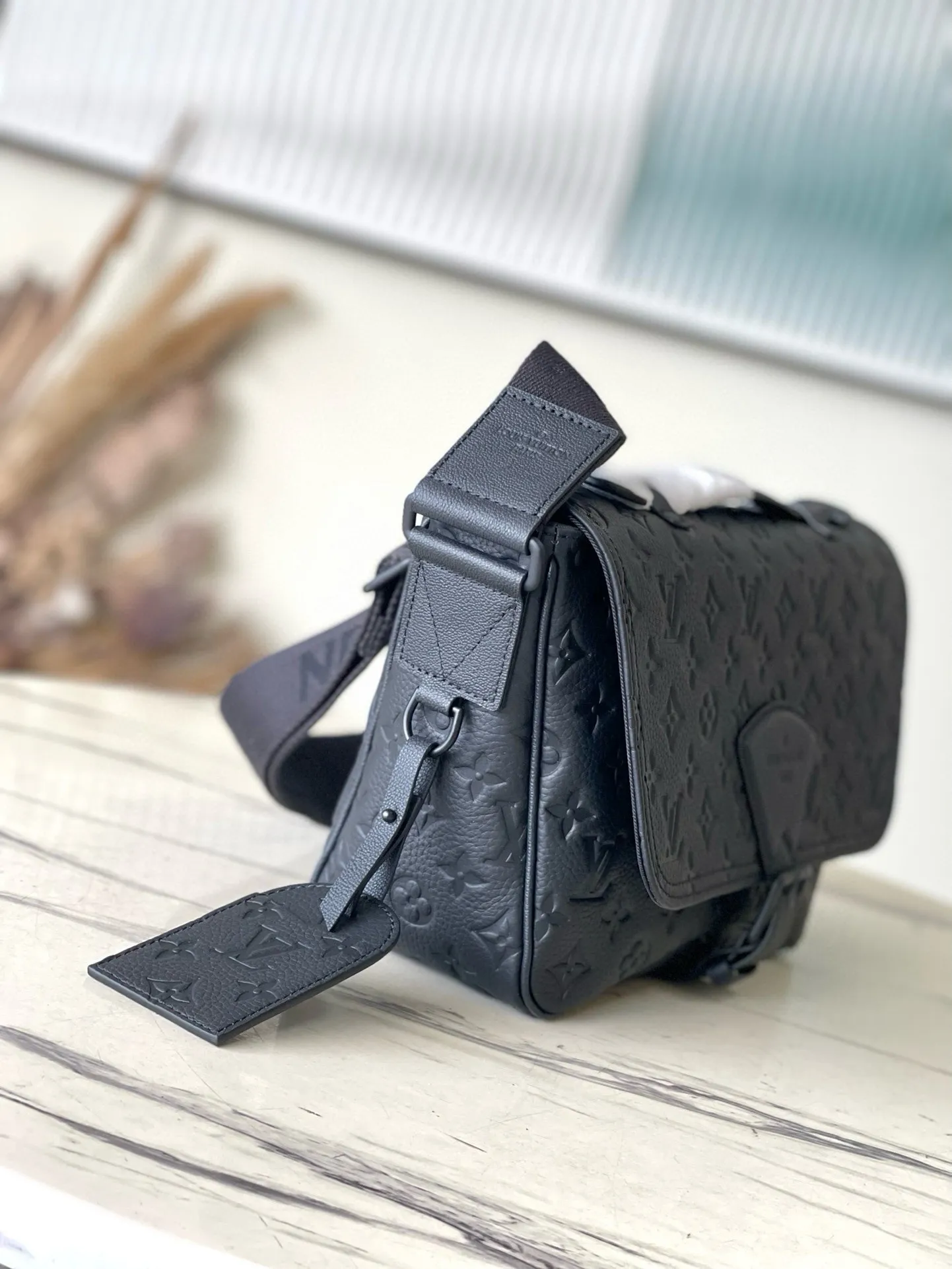 💰1060 (top layer leather) top original M46685 full leather Montsouris messenger bag is made of Monogram Eclipse canvas, with a modern configuration and ample space. Pockets and compartments provide easy access to everything you need on the go, and the fabric shoulder straps and archive buckle add to the brand's style. Dimensions: 34 x 19 x 11 cm