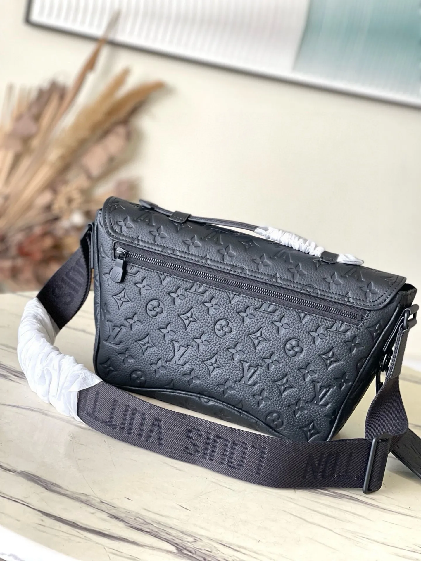 💰1060 (top layer leather) top original M46685 full leather Montsouris messenger bag is made of Monogram Eclipse canvas, with a modern configuration and ample space. Pockets and compartments provide easy access to everything you need on the go, and the fabric shoulder straps and archive buckle add to the brand's style. Dimensions: 34 x 19 x 11 cm