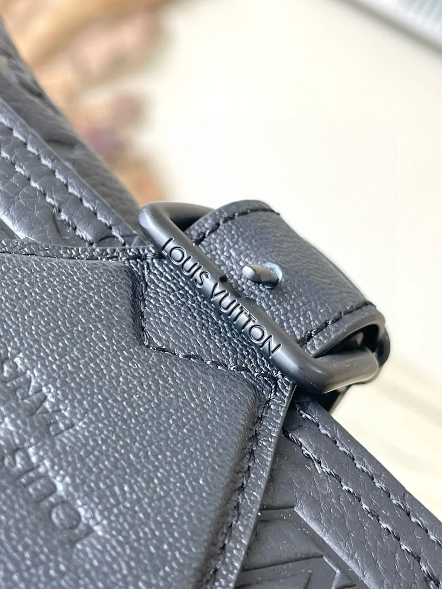 💰1060 (top layer leather) top original M46685 full leather Montsouris messenger bag is made of Monogram Eclipse canvas, with a modern configuration and ample space. Pockets and compartments provide easy access to everything you need on the go, and the fabric shoulder straps and archive buckle add to the brand's style. Dimensions: 34 x 19 x 11 cm