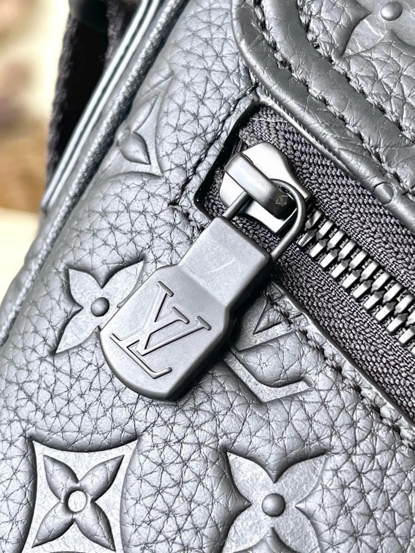 💰1060 (top layer leather) top original M46685 full leather Montsouris messenger bag is made of Monogram Eclipse canvas, with a modern configuration and ample space. Pockets and compartments provide easy access to everything you need on the go, and the fabric shoulder straps and archive buckle add to the brand's style. Dimensions: 34 x 19 x 11 cm