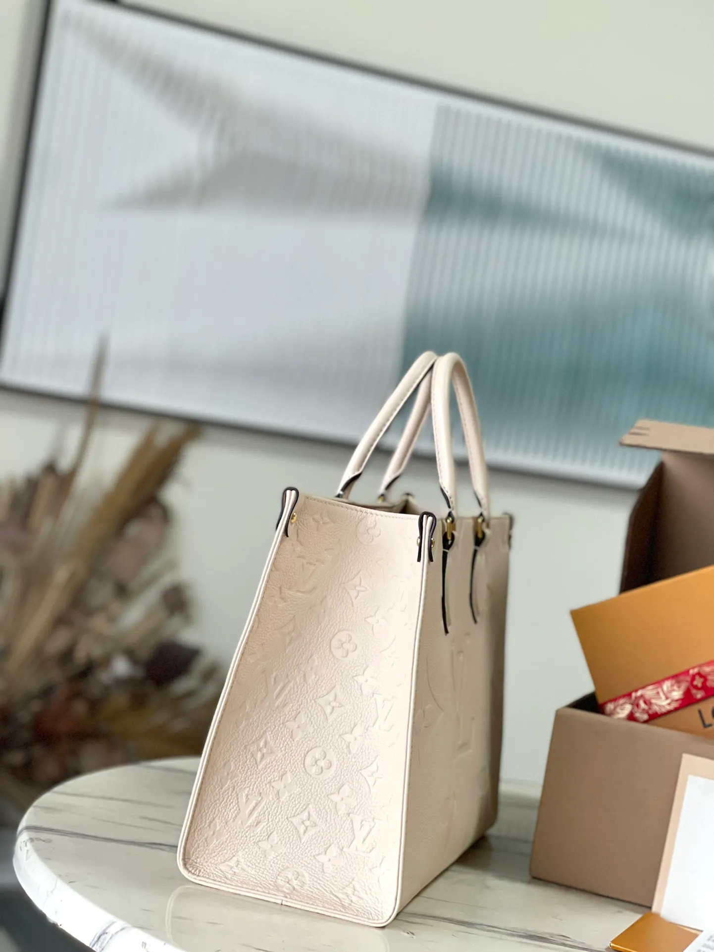 💰1120 (top layer leather) top original order M46531 supports counter inspection. The photo taken of duty-free goods is consistent with the product without unpacking. This product is an exclusive duty-free product in the market and is the highest-end product. Inspection is supported. This product has passed strict inspection and is flawless. Please wear gloves when touching the product. This product is not returnable or exchangeable. Please confirm the product first and then remove the label on the handle. This product is temporarily not open to the public, only regular customers, and is in short supply. Dimensions: 35 x 27 x 14 cm