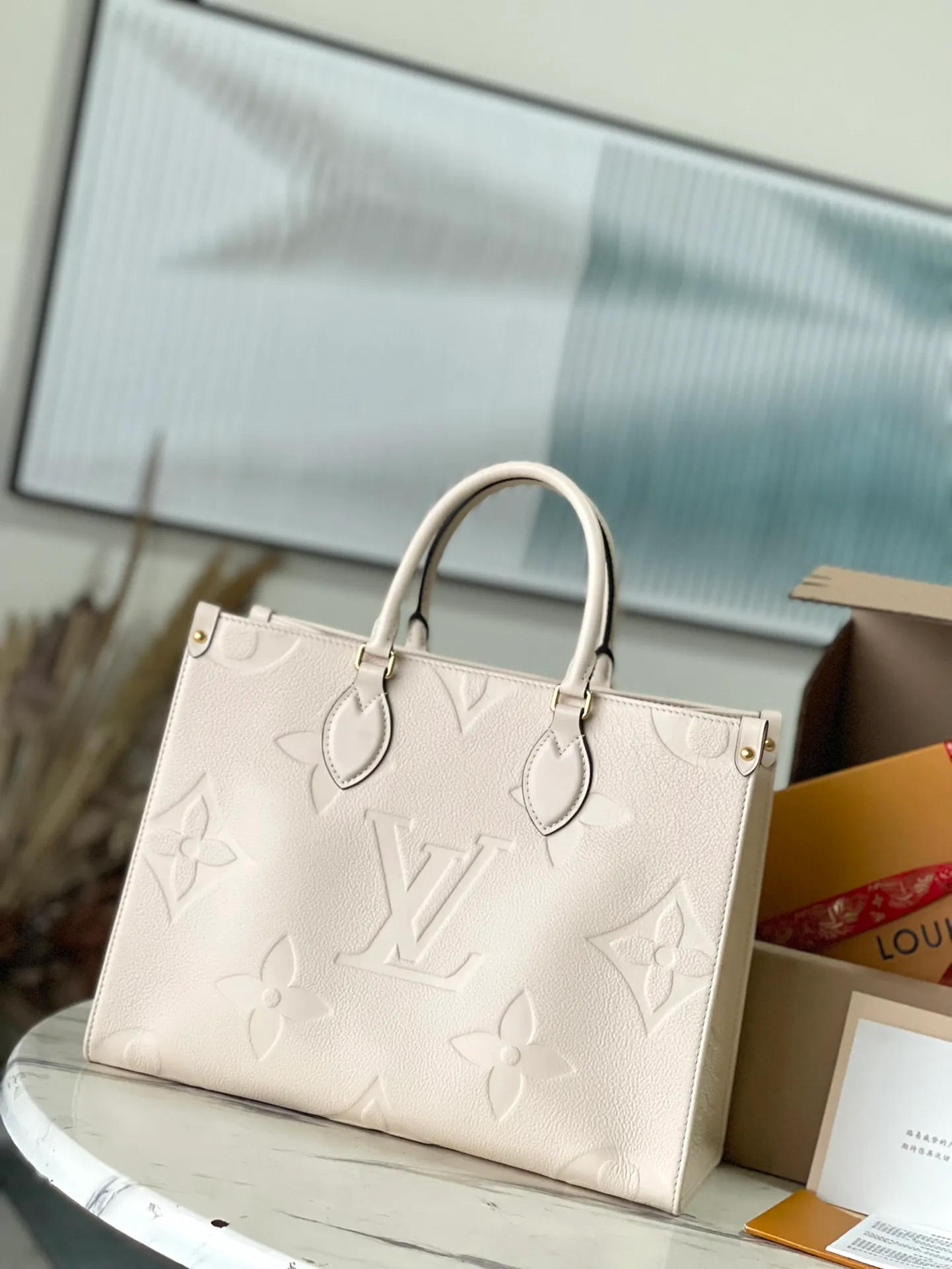 💰1120 (top layer leather) top original order M46531 supports counter inspection. The photo taken of duty-free goods is consistent with the product without unpacking. This product is an exclusive duty-free product in the market and is the highest-end product. Inspection is supported. This product has passed strict inspection and is flawless. Please wear gloves when touching the product. This product is not returnable or exchangeable. Please confirm the product first and then remove the label on the handle. This product is temporarily not open to the public, only regular customers, and is in short supply. Dimensions: 35 x 27 x 14 cm