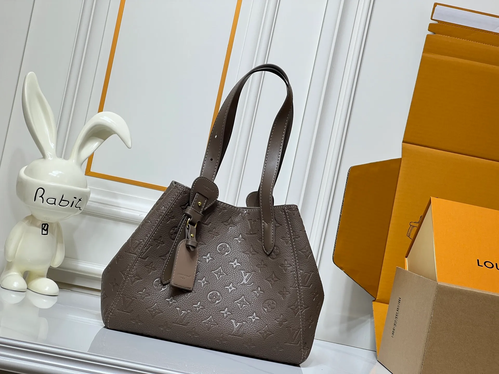 Batch 280💰Small size M25858 black M25890 gray This All In One small handbag expands the capacity definition of the All-In series and can be transformed into a rounded Hobo handbag or an open tote bag, making it easy to carry your daily needs. Monogram Empreinte leather bag with dazzling metal parts, LV padlock and nameplate highlight the exquisite details. 40.0x22.0x15.0 cm (Length x Height