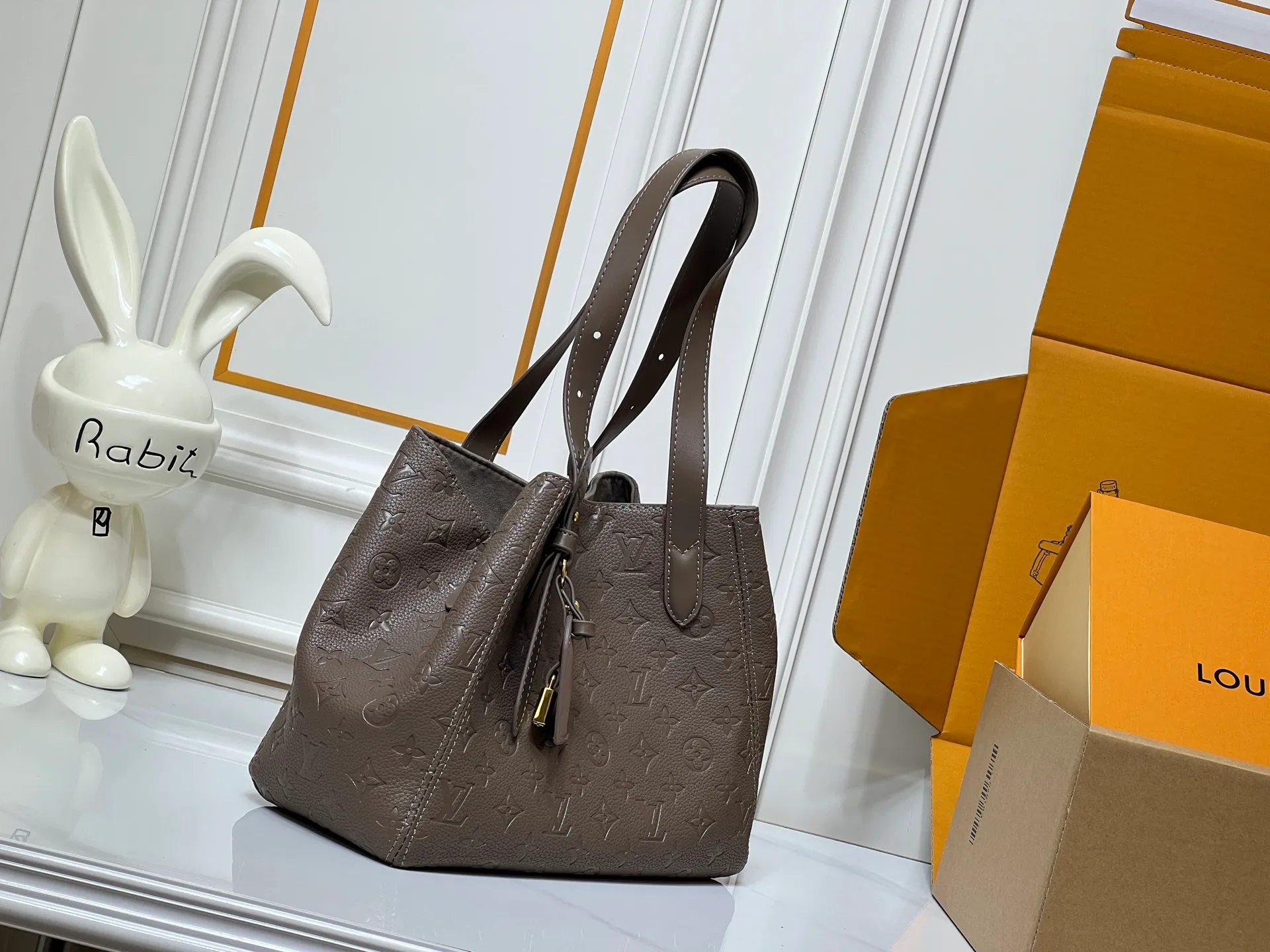 Batch 280💰Small size M25858 black M25890 gray This All In One small handbag expands the capacity definition of the All-In series and can be transformed into a rounded Hobo handbag or an open tote bag, making it easy to carry your daily needs. Monogram Empreinte leather bag with dazzling metal parts, LV padlock and nameplate highlight the exquisite details. 40.0x22.0x15.0 cm (Length x Height