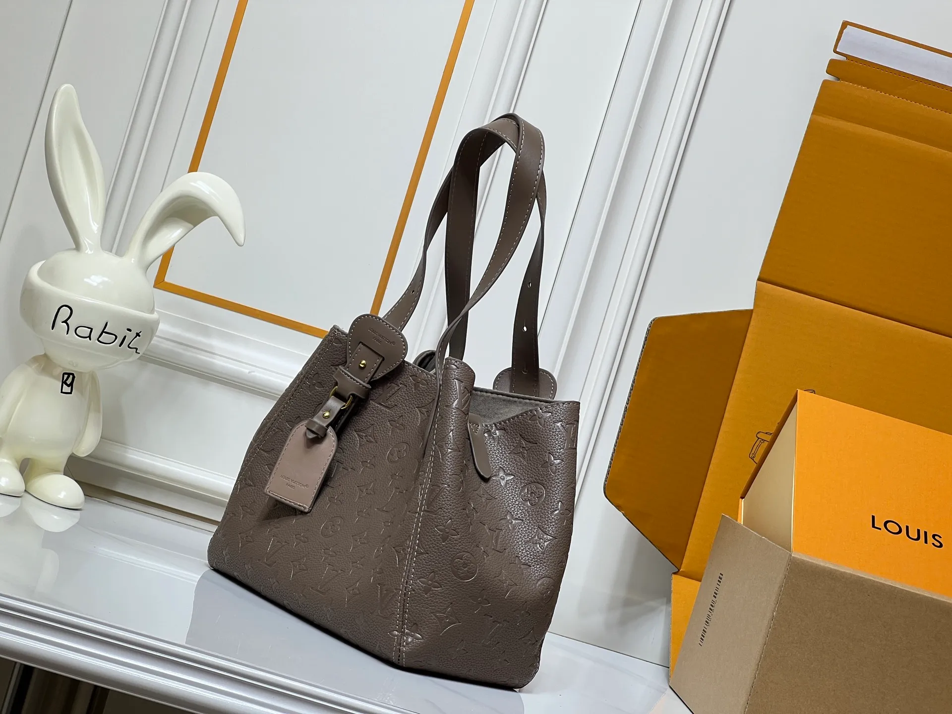 Batch 280💰Small size M25858 black M25890 gray This All In One small handbag expands the capacity definition of the All-In series and can be transformed into a rounded Hobo handbag or an open tote bag, making it easy to carry your daily needs. Monogram Empreinte leather bag with dazzling metal parts, LV padlock and nameplate highlight the exquisite details. 40.0x22.0x15.0 cm (Length x Height