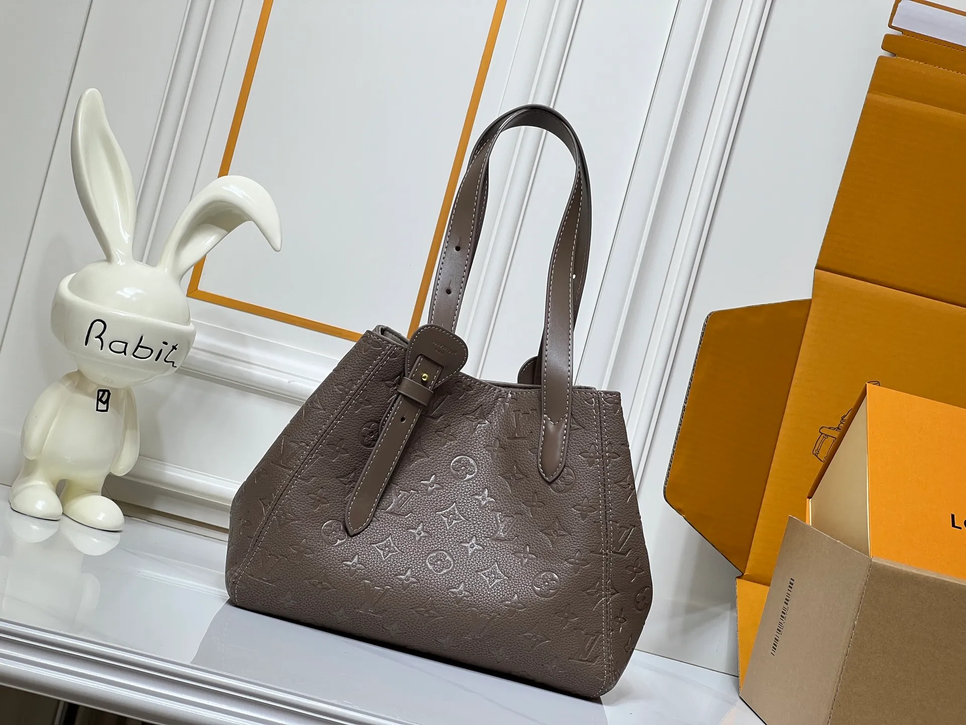 Batch 280💰Small size M25858 black M25890 gray This All In One small handbag expands the capacity definition of the All-In series and can be transformed into a rounded Hobo handbag or an open tote bag, making it easy to carry your daily needs. Monogram Empreinte leather bag with dazzling metal parts, LV padlock and nameplate highlight the exquisite details. 40.0x22.0x15.0 cm (Length x Height