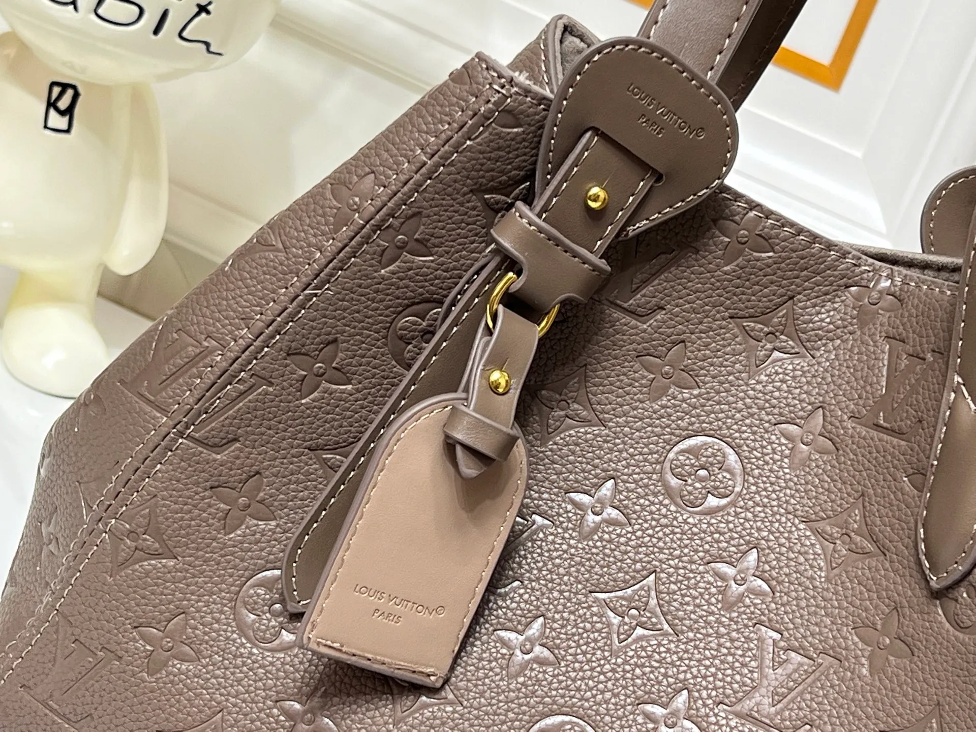 Batch 280💰Small size M25858 black M25890 gray This All In One small handbag expands the capacity definition of the All-In series and can be transformed into a rounded Hobo handbag or an open tote bag, making it easy to carry your daily needs. Monogram Empreinte leather bag with dazzling metal parts, LV padlock and nameplate highlight the exquisite details. 40.0x22.0x15.0 cm (Length x Height