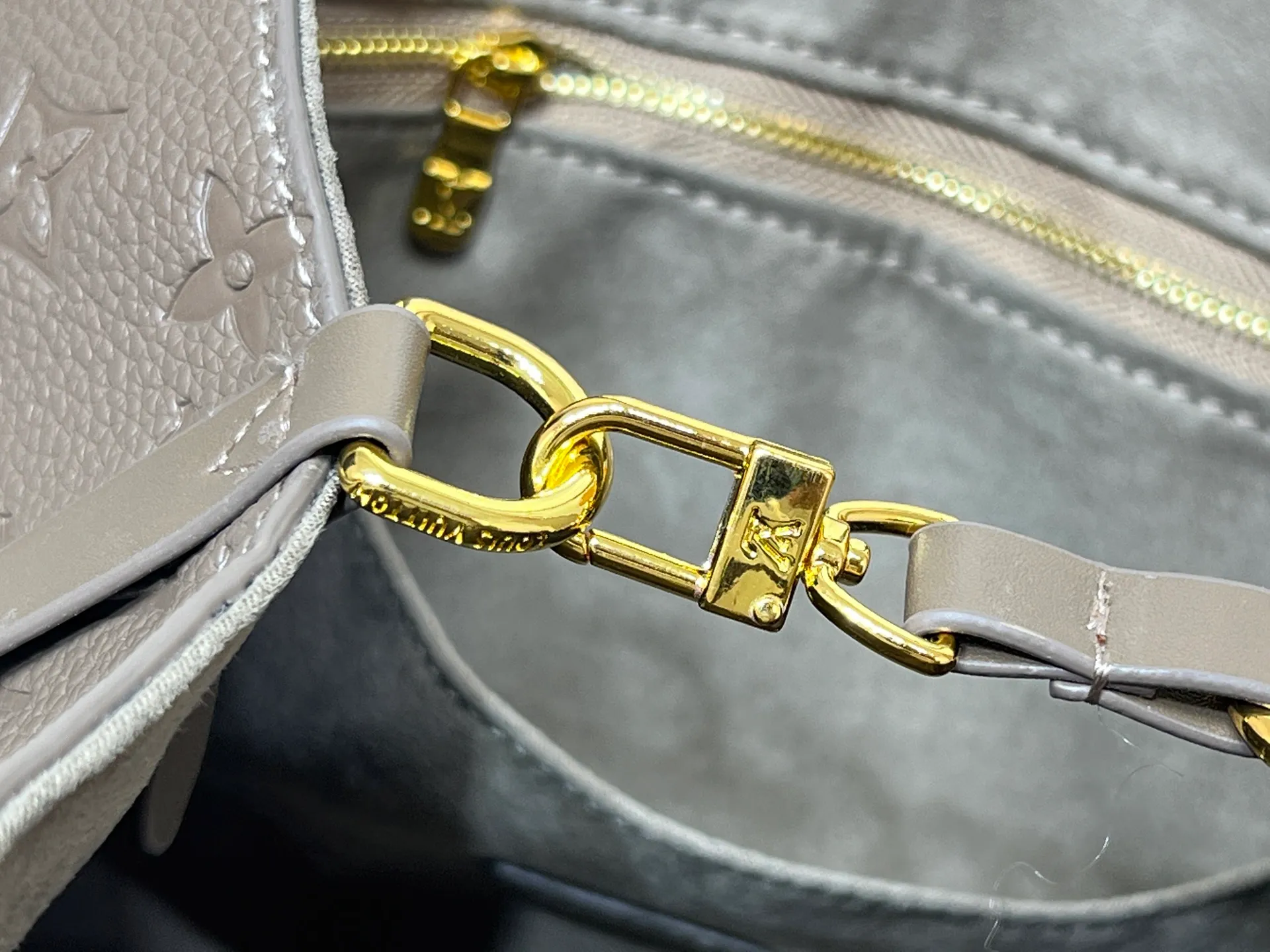 Batch 280💰Small size M25858 black M25890 gray This All In One small handbag expands the capacity definition of the All-In series and can be transformed into a rounded Hobo handbag or an open tote bag, making it easy to carry your daily needs. Monogram Empreinte leather bag with dazzling metal parts, LV padlock and nameplate highlight the exquisite details. 40.0x22.0x15.0 cm (Length x Height