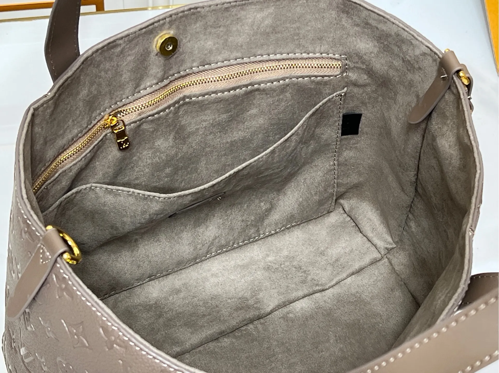 Batch 280💰Small size M25858 black M25890 gray This All In One small handbag expands the capacity definition of the All-In series and can be transformed into a rounded Hobo handbag or an open tote bag, making it easy to carry your daily needs. Monogram Empreinte leather bag with dazzling metal parts, LV padlock and nameplate highlight the exquisite details. 40.0x22.0x15.0 cm (Length x Height
