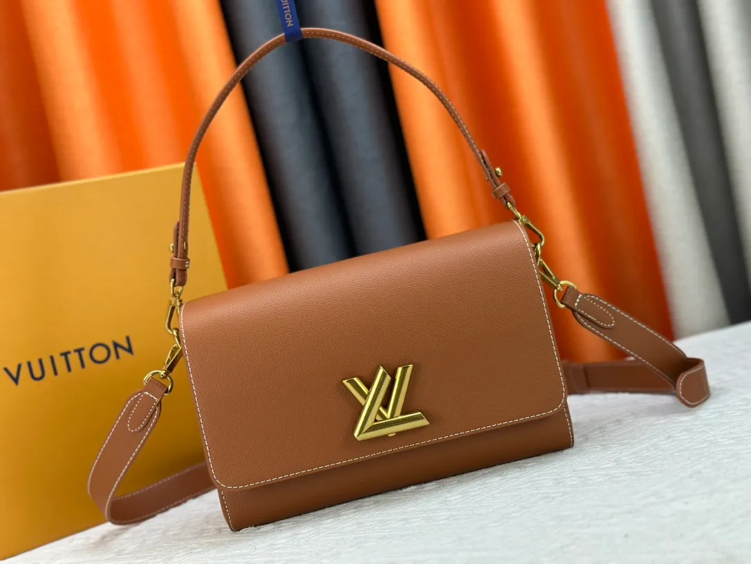 P280 upgraded version of the new LV twist soft twist model number: M24639/M24640. This Soft Twist handbag is made of soft cow leather and reinterprets the iconic Twist handbag in a generous size. The aged metal parts shine with eye-catching style, and the fitted design and multiple carrying methods enable a comfortable travel experience. Size: 27×19×9cm