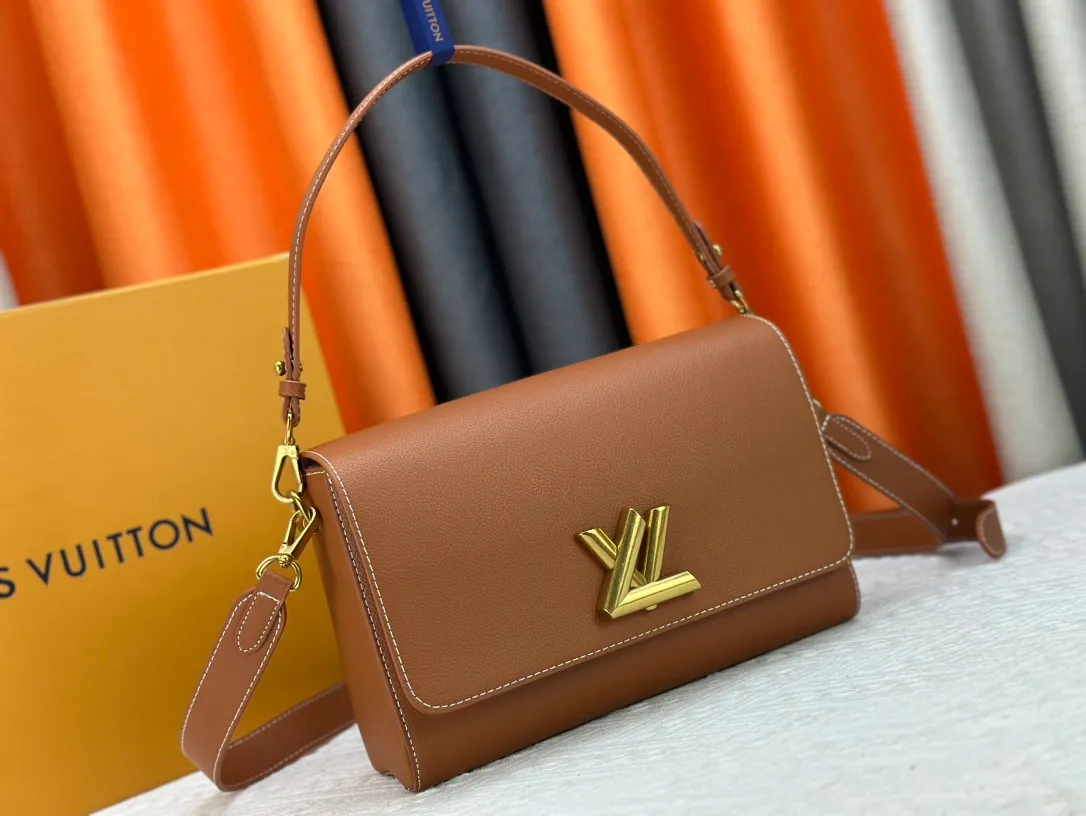P280 upgraded version of the new LV twist soft twist model number: M24639/M24640. This Soft Twist handbag is made of soft cow leather and reinterprets the iconic Twist handbag in a generous size. The aged metal parts shine with eye-catching style, and the fitted design and multiple carrying methods enable a comfortable travel experience. Size: 27×19×9cm