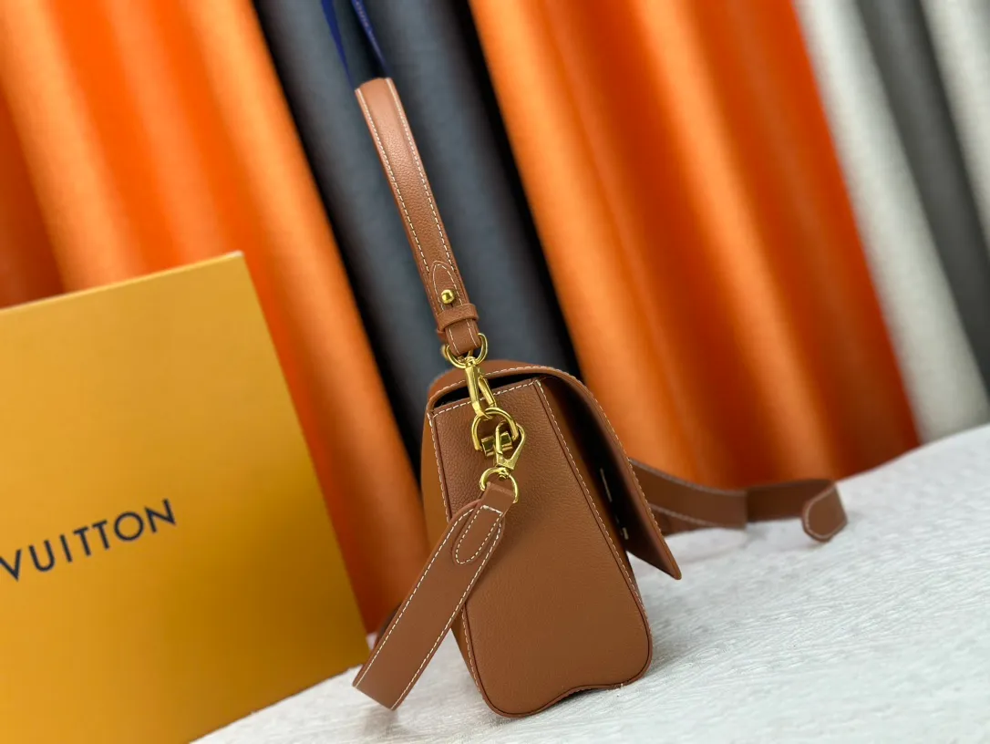 P280 upgraded version of the new LV twist soft twist model number: M24639/M24640. This Soft Twist handbag is made of soft cow leather and reinterprets the iconic Twist handbag in a generous size. The aged metal parts shine with eye-catching style, and the fitted design and multiple carrying methods enable a comfortable travel experience. Size: 27×19×9cm