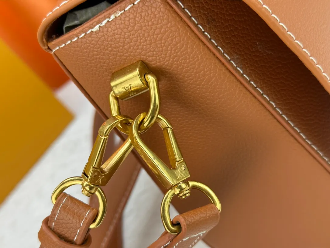 P280 upgraded version of the new LV twist soft twist model number: M24639/M24640. This Soft Twist handbag is made of soft cow leather and reinterprets the iconic Twist handbag in a generous size. The aged metal parts shine with eye-catching style, and the fitted design and multiple carrying methods enable a comfortable travel experience. Size: 27×19×9cm
