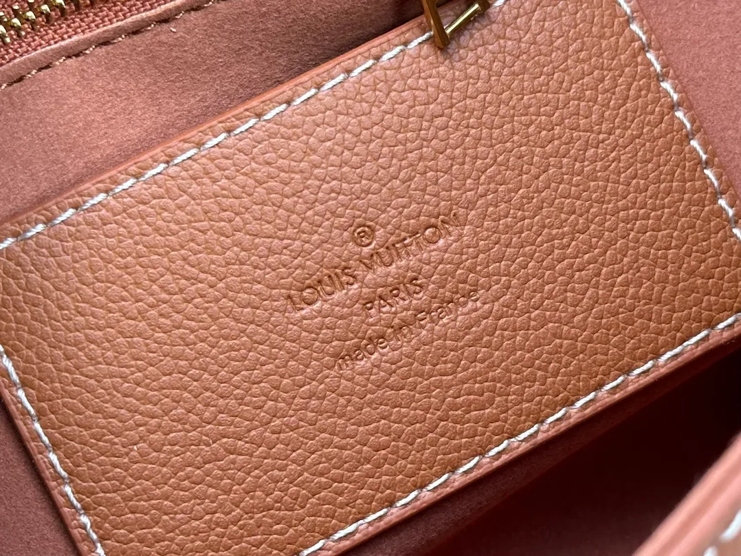 P280 upgraded version of the new LV twist soft twist model number: M24639/M24640. This Soft Twist handbag is made of soft cow leather and reinterprets the iconic Twist handbag in a generous size. The aged metal parts shine with eye-catching style, and the fitted design and multiple carrying methods enable a comfortable travel experience. Size: 27×19×9cm