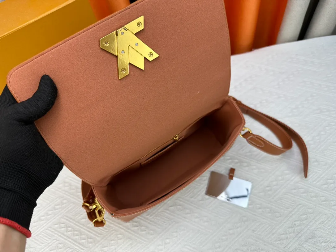 P280 upgraded version of the new LV twist soft twist model number: M24639/M24640. This Soft Twist handbag is made of soft cow leather and reinterprets the iconic Twist handbag in a generous size. The aged metal parts shine with eye-catching style, and the fitted design and multiple carrying methods enable a comfortable travel experience. Size: 27×19×9cm