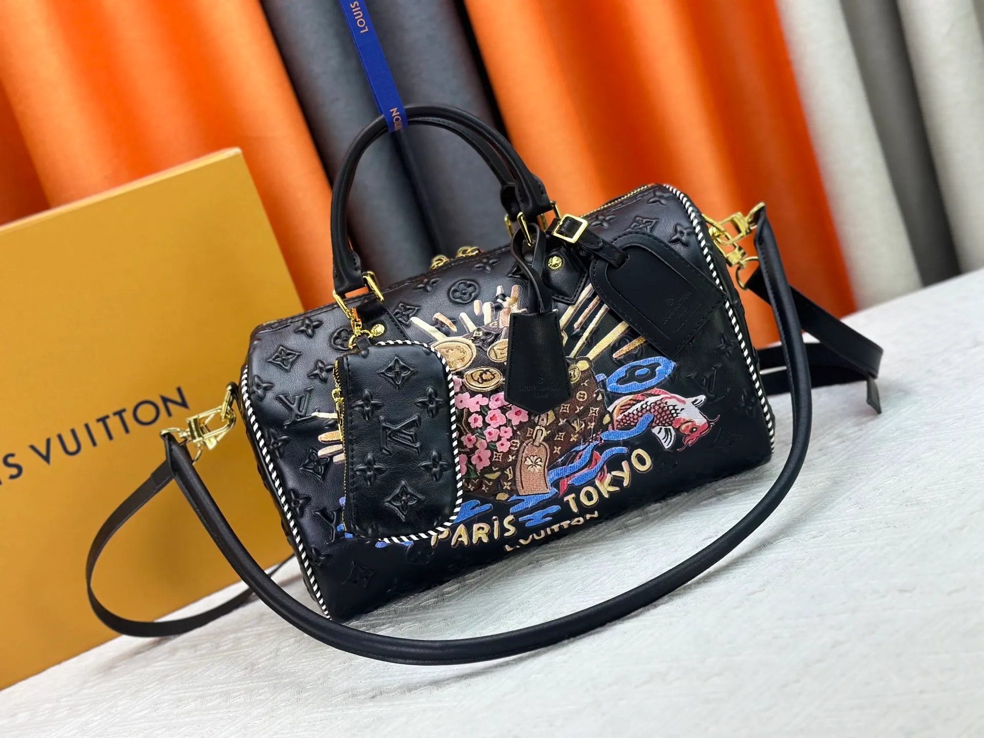 P320 M10660 M13344 This Speedy Soft 30 handbag interprets Monogram Dune elements with retro touches, with aircraft-shaped decoration and collage effect label, paying tribute to the design of Gaston Louis Vuitton collection series. The long handle makes it easy to carry on the shoulder, making it a great travel companion. 30.0 x 21.0 x 17.0 cm (length x height x width)