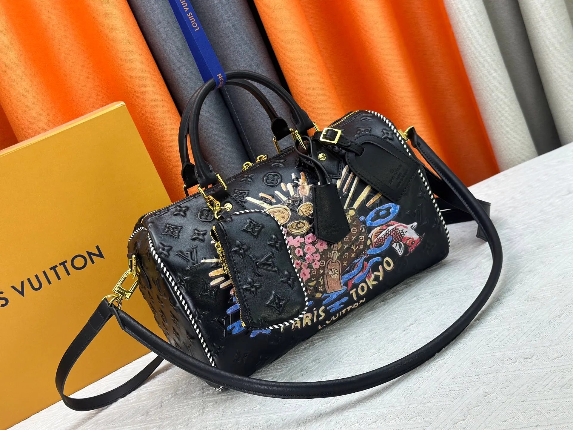 P320 M10660 M13344 This Speedy Soft 30 handbag interprets Monogram Dune elements with retro touches, with aircraft-shaped decoration and collage effect label, paying tribute to the design of Gaston Louis Vuitton collection series. The long handle makes it easy to carry on the shoulder, making it a great travel companion. 30.0 x 21.0 x 17.0 cm (length x height x width)