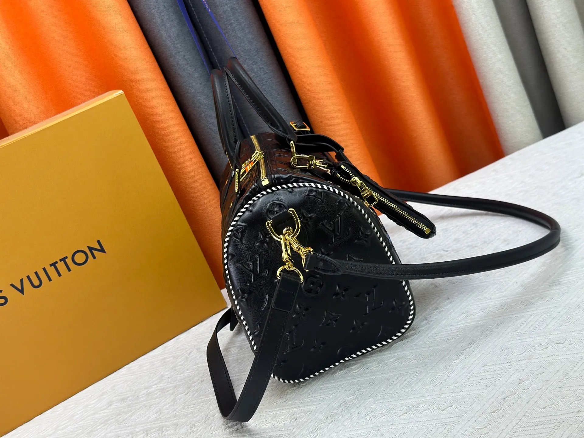 P320 M10660 M13344 This Speedy Soft 30 handbag interprets Monogram Dune elements with retro touches, with aircraft-shaped decoration and collage effect label, paying tribute to the design of Gaston Louis Vuitton collection series. The long handle makes it easy to carry on the shoulder, making it a great travel companion. 30.0 x 21.0 x 17.0 cm (length x height x width)