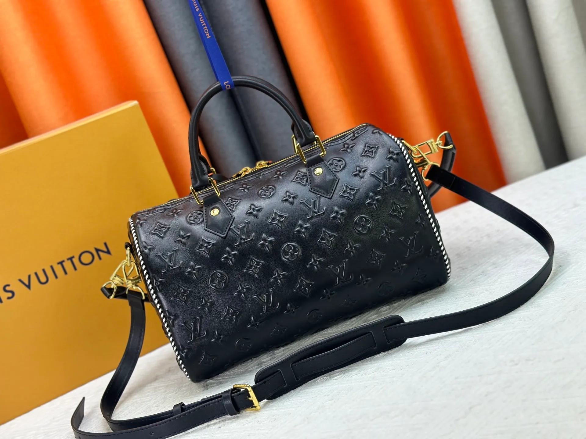 P320 M10660 M13344 This Speedy Soft 30 handbag interprets Monogram Dune elements with retro touches, with aircraft-shaped decoration and collage effect label, paying tribute to the design of Gaston Louis Vuitton collection series. The long handle makes it easy to carry on the shoulder, making it a great travel companion. 30.0 x 21.0 x 17.0 cm (length x height x width)