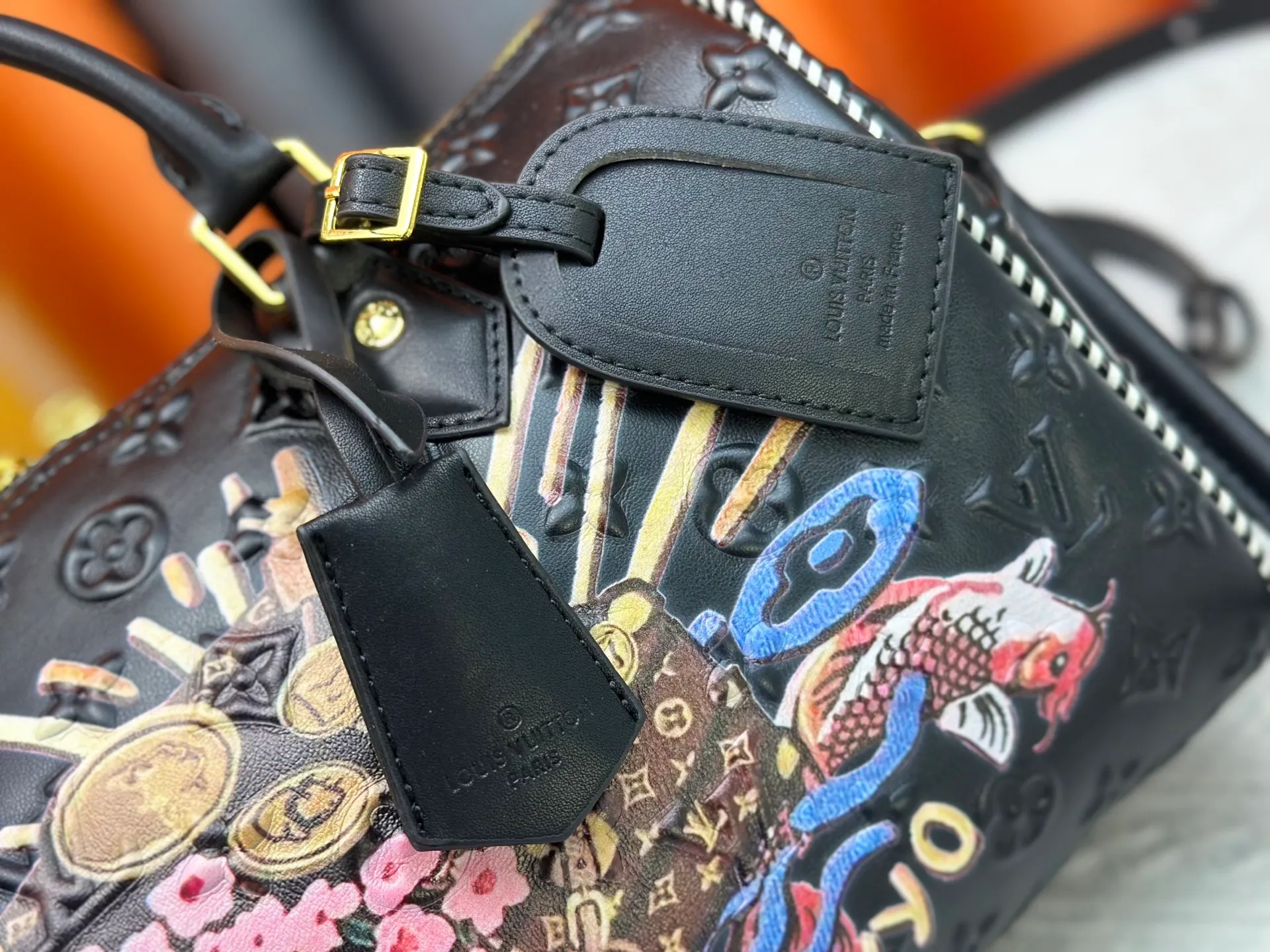 P320 M10660 M13344 This Speedy Soft 30 handbag interprets Monogram Dune elements with retro touches, with aircraft-shaped decoration and collage effect label, paying tribute to the design of Gaston Louis Vuitton collection series. The long handle makes it easy to carry on the shoulder, making it a great travel companion. 30.0 x 21.0 x 17.0 cm (length x height x width)