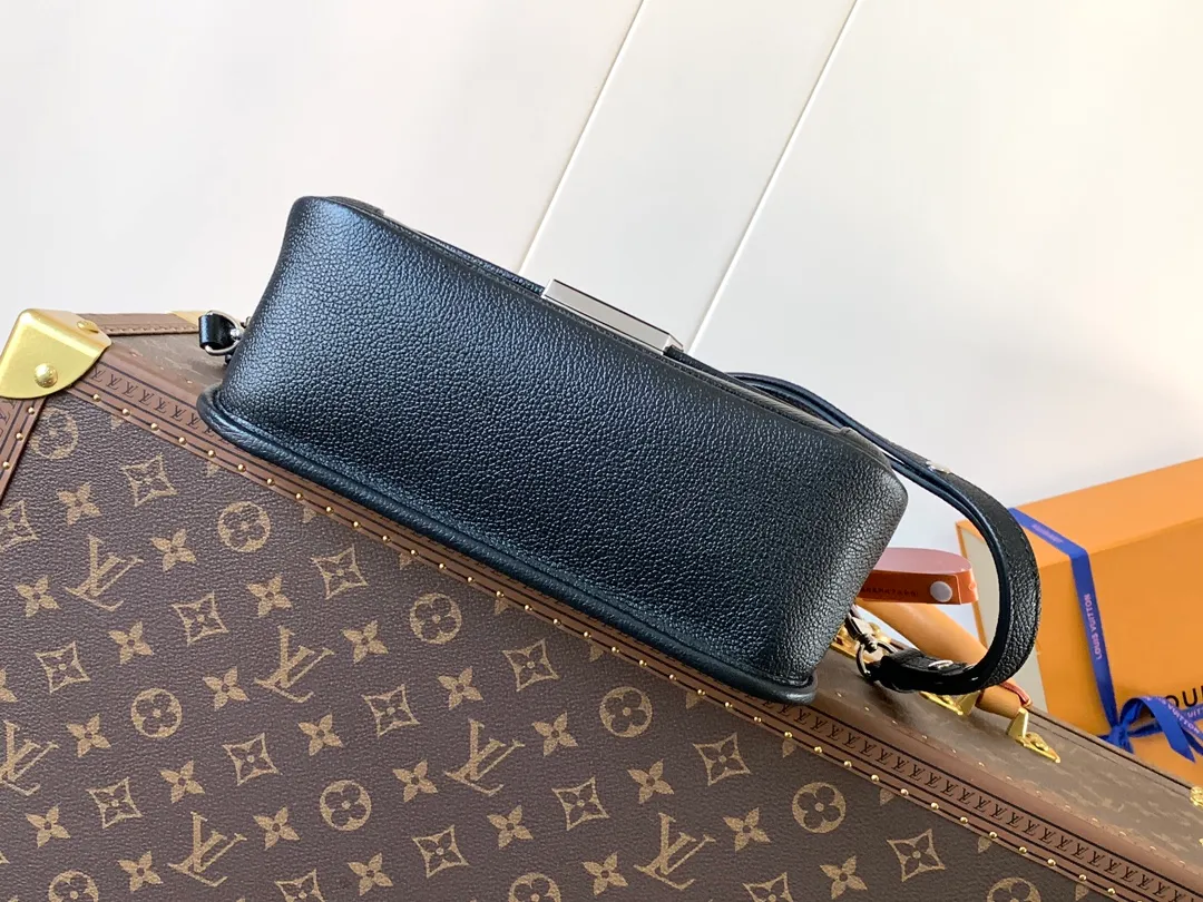 💰1160 (top layer leather) top quality original order, transcoding chip M59386 black M59457 white M59459 caramel top layer cowhide This Buci handbag is made of iconic Epi leather, with smooth leather outlines the corners and lining, achieving a classic soft silhouette. The resin LV logo adds a modern touch, and the adjustable strap allows for comfortable shoulder or cross-body wear.  Dimensions: 24.5 x 15.5 x 9 cm