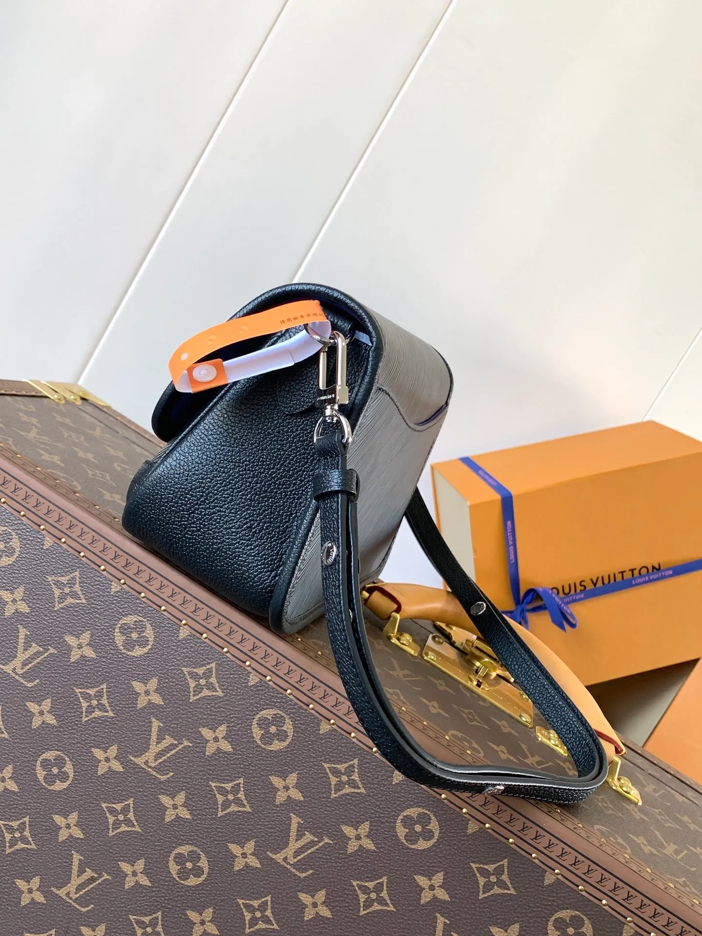 💰1160 (top layer leather) top quality original order, transcoding chip M59386 black M59457 white M59459 caramel top layer cowhide This Buci handbag is made of iconic Epi leather, with smooth leather outlines the corners and lining, achieving a classic soft silhouette. The resin LV logo adds a modern touch, and the adjustable strap allows for comfortable shoulder or cross-body wear.  Dimensions: 24.5 x 15.5 x 9 cm