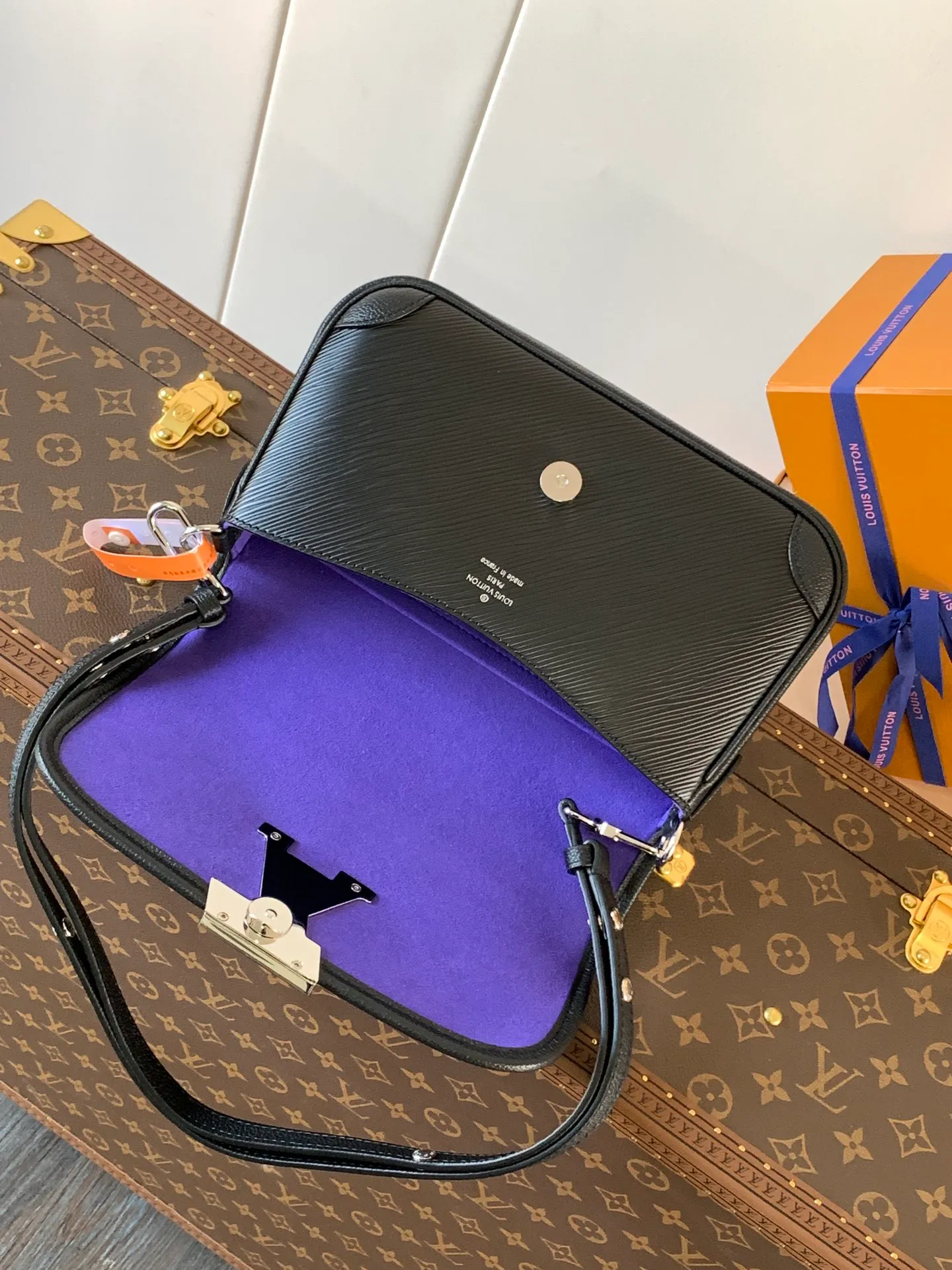 💰1160 (top layer leather) top quality original order, transcoding chip M59386 black M59457 white M59459 caramel top layer cowhide This Buci handbag is made of iconic Epi leather, with smooth leather outlines the corners and lining, achieving a classic soft silhouette. The resin LV logo adds a modern touch, and the adjustable strap allows for comfortable shoulder or cross-body wear.  Dimensions: 24.5 x 15.5 x 9 cm