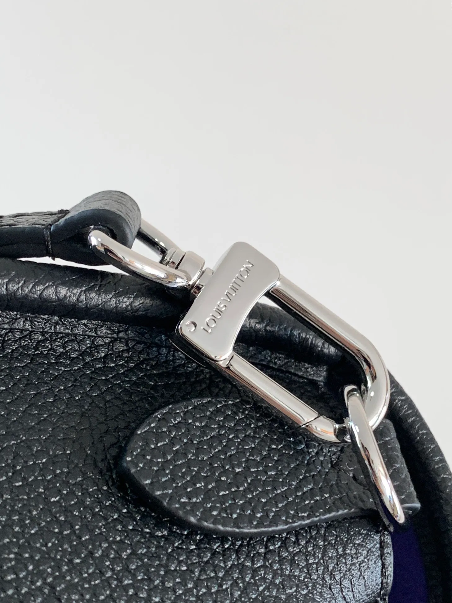 💰1160 (top layer leather) top quality original order, transcoding chip M59386 black M59457 white M59459 caramel top layer cowhide This Buci handbag is made of iconic Epi leather, with smooth leather outlines the corners and lining, achieving a classic soft silhouette. The resin LV logo adds a modern touch, and the adjustable strap allows for comfortable shoulder or cross-body wear.  Dimensions: 24.5 x 15.5 x 9 cm