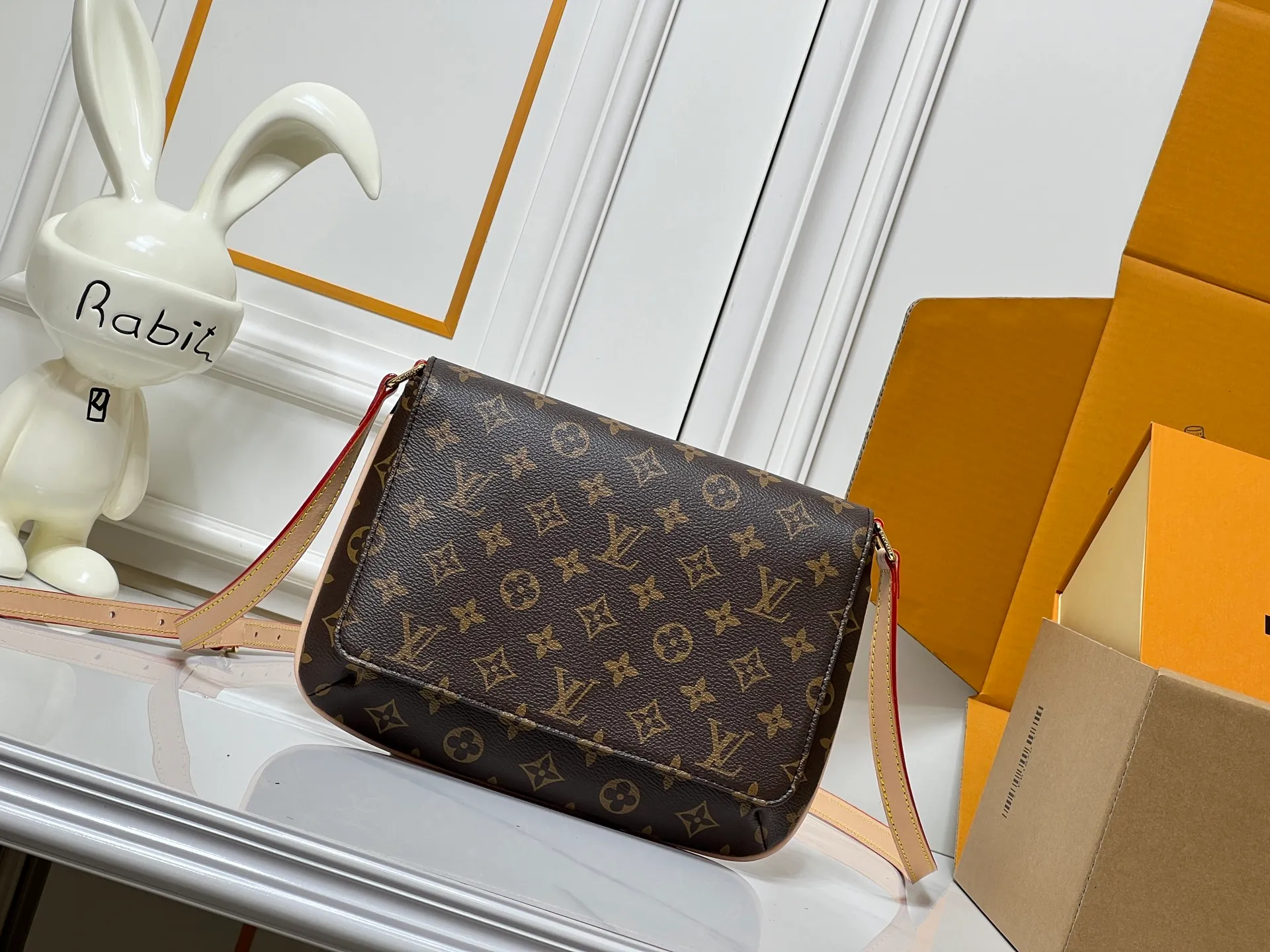 Batch 240💰Changing leather🔥Upgraded version of the second-hand messenger bag M51257 presbyopia, a new interpretation of the Neverfull classic, explore the exquisite details inside the bag. Inspired by vintage details from the Louis Vuitton archives, bright lining tones add a more lively feel to the classic Monogram canvas. The size is just right, the size shouldn’t be too suitable🤗 The adjustable shoulder strap is a versatile piece that doesn’t matter the season or clothes. Dimensions 🌸25 x 22x4