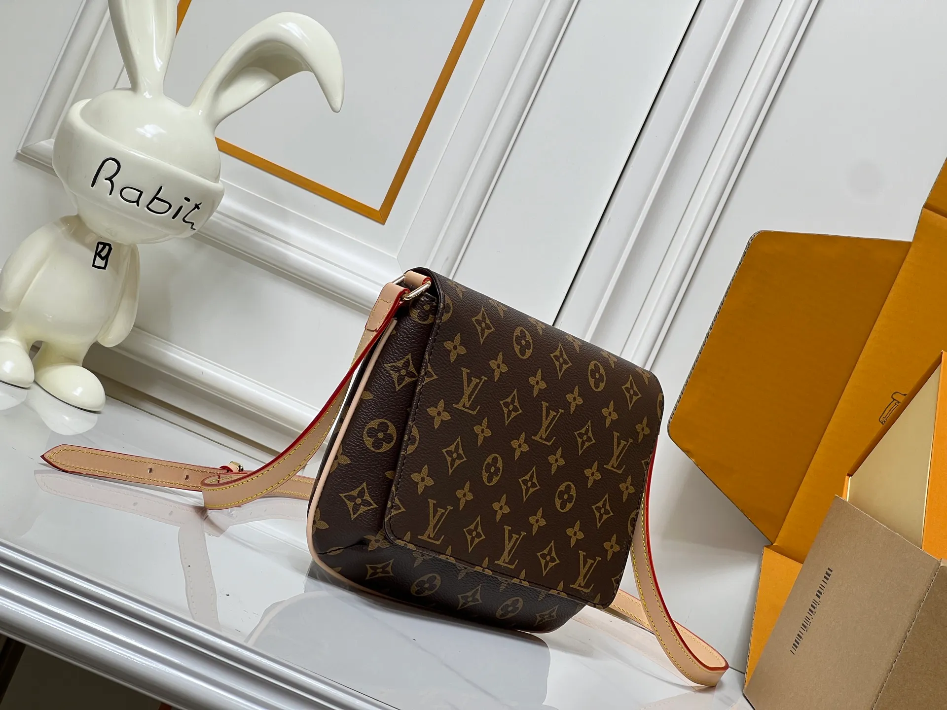 Batch 240💰Changing leather🔥Upgraded version of the second-hand messenger bag M51257 presbyopia, a new interpretation of the Neverfull classic, explore the exquisite details inside the bag. Inspired by vintage details from the Louis Vuitton archives, bright lining tones add a more lively feel to the classic Monogram canvas. The size is just right, the size shouldn’t be too suitable🤗 The adjustable shoulder strap is a versatile piece that doesn’t matter the season or clothes. Dimensions 🌸25 x 22x4